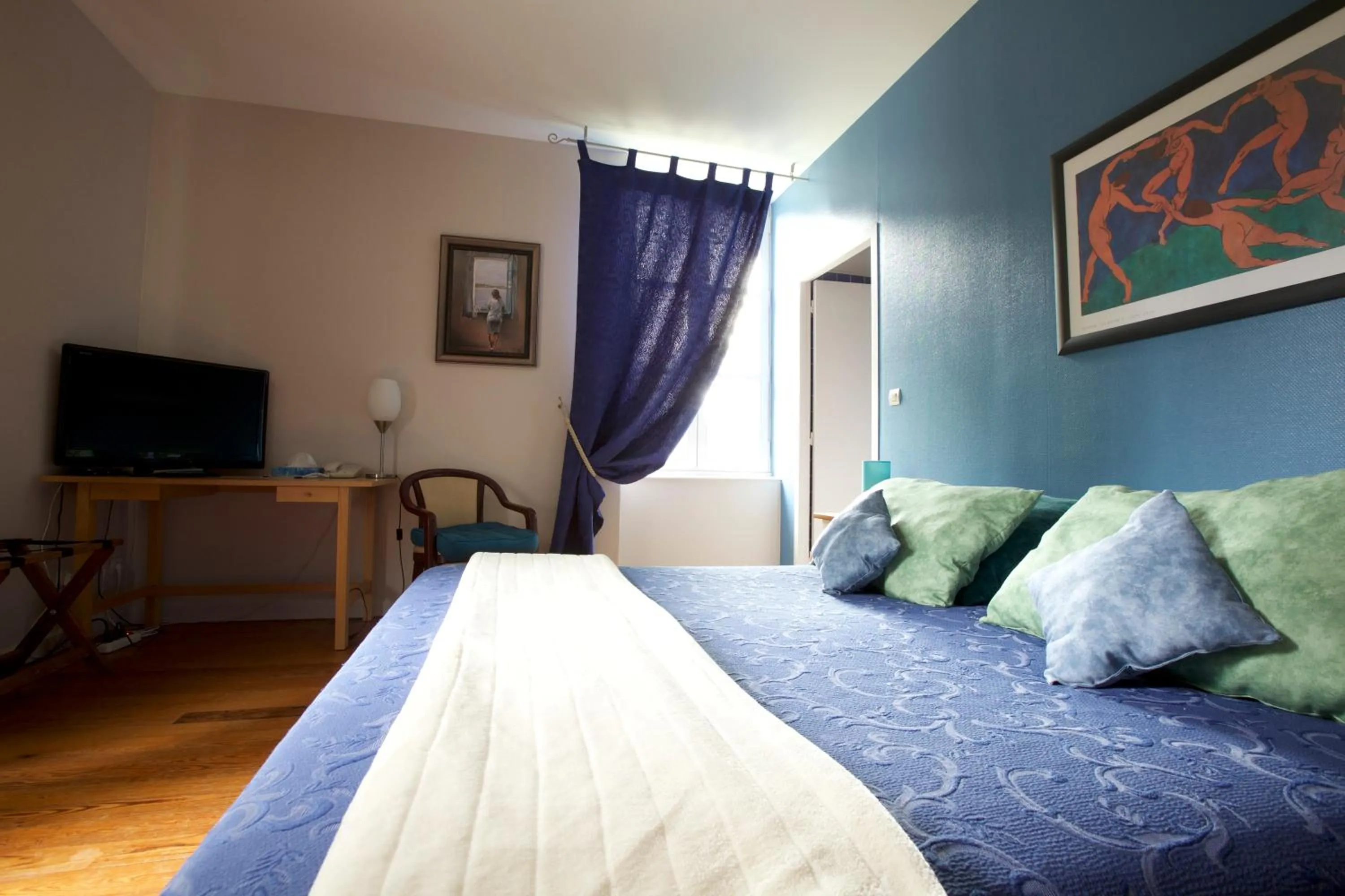 Photo of the whole room, Bed in L'Oree Du Château