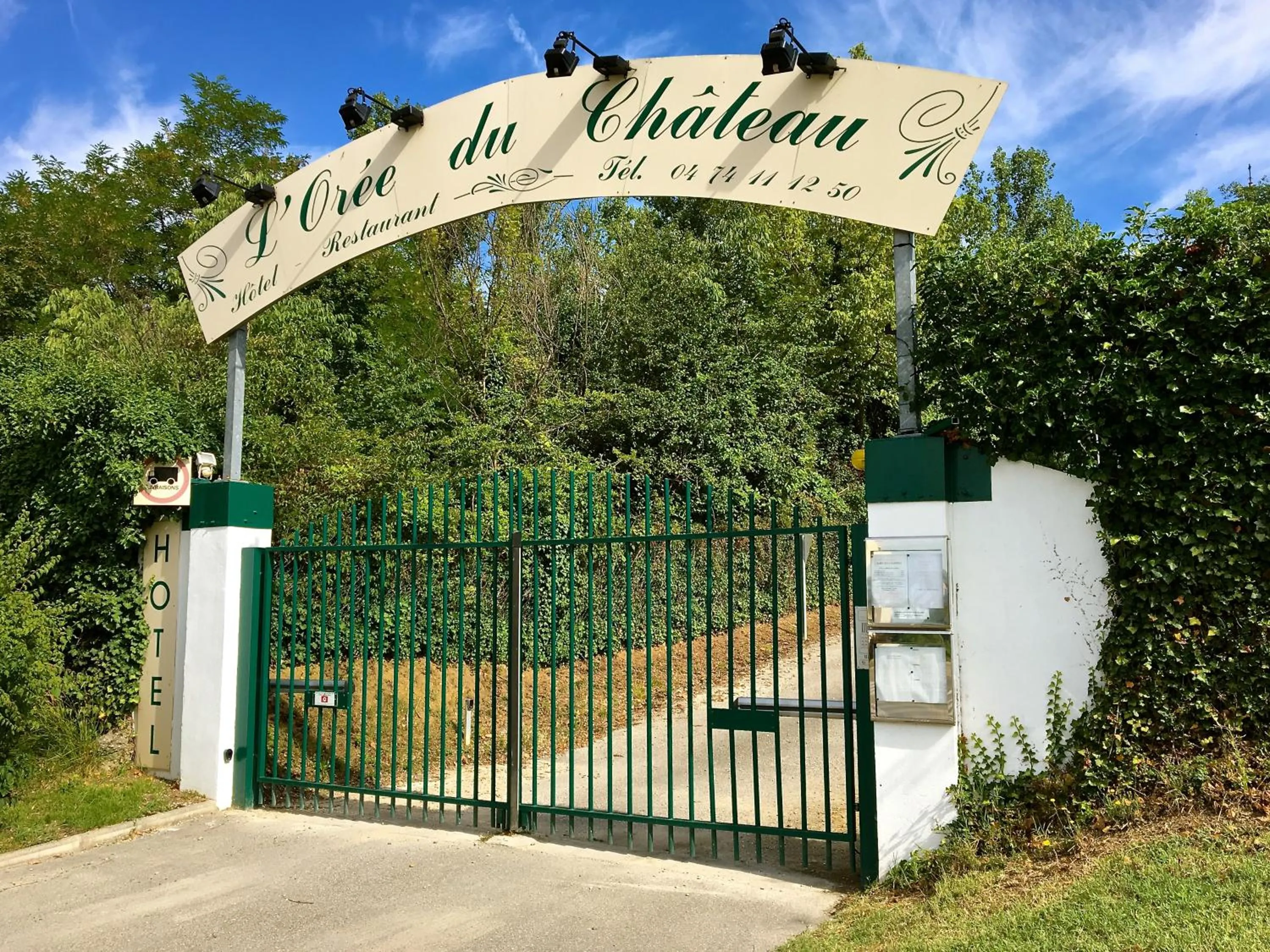 Property logo or sign in L'Oree Du Château