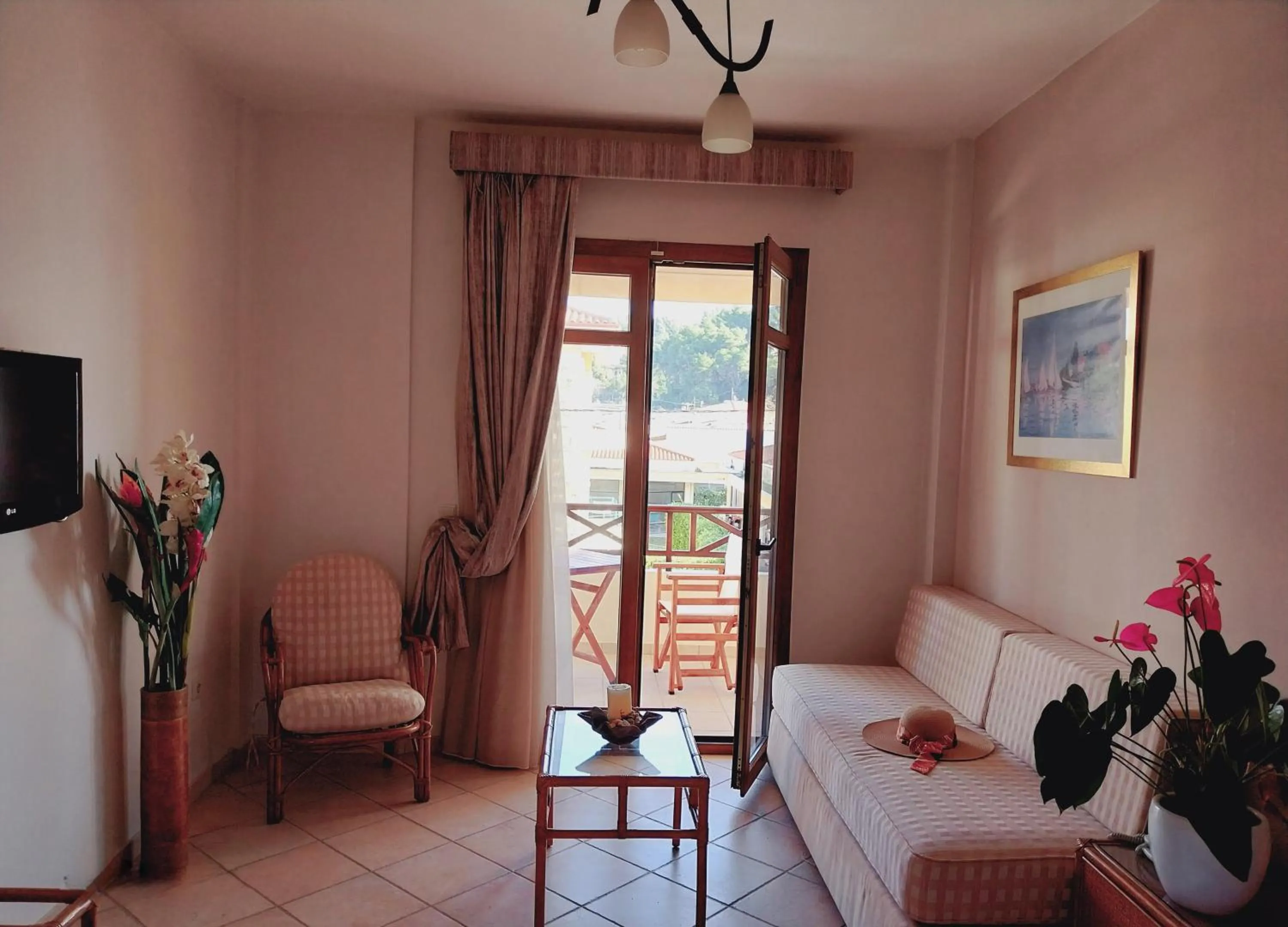 Photo of the whole room in Hotel Paralio