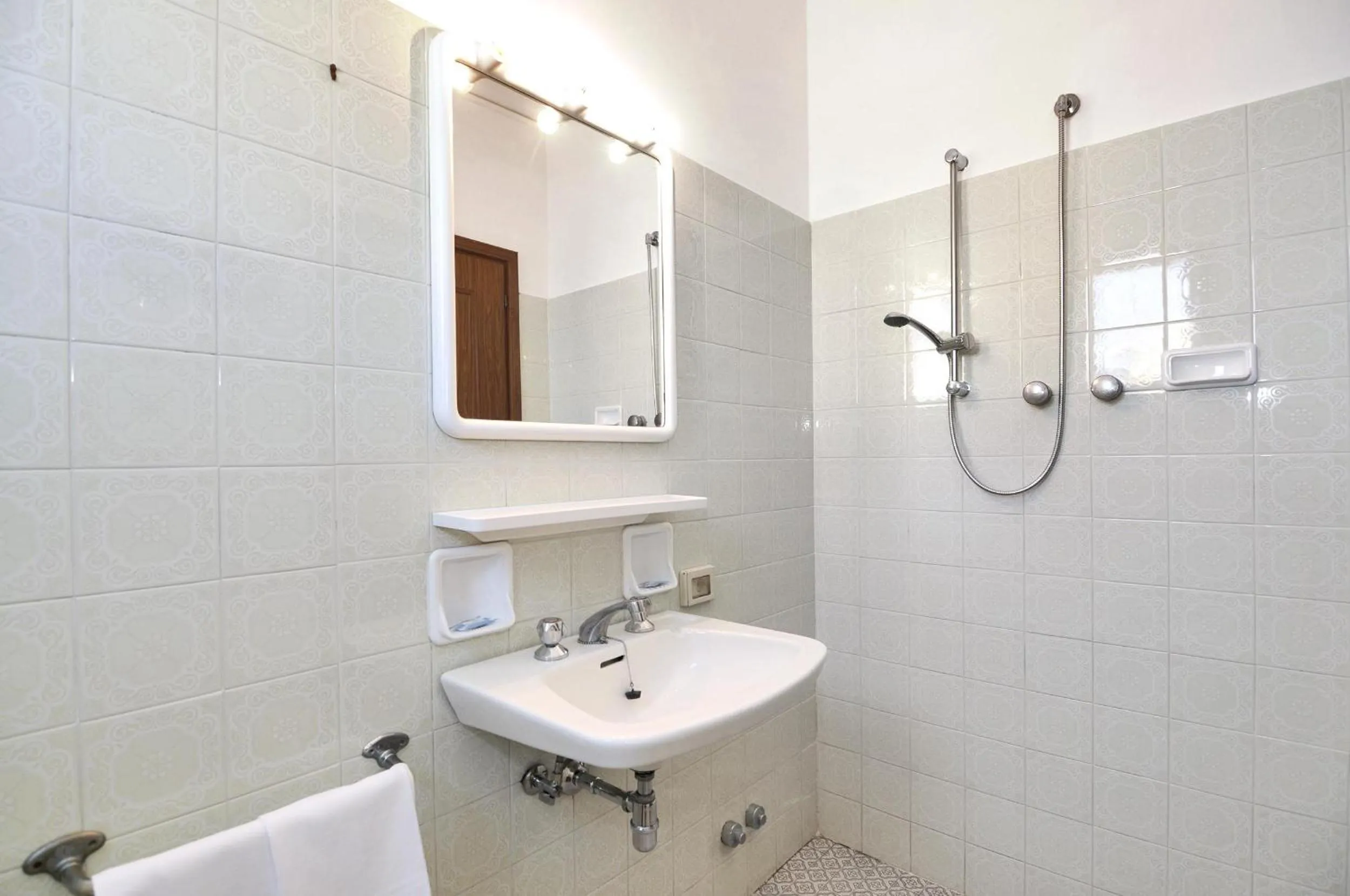 Shower in Venus Best Price