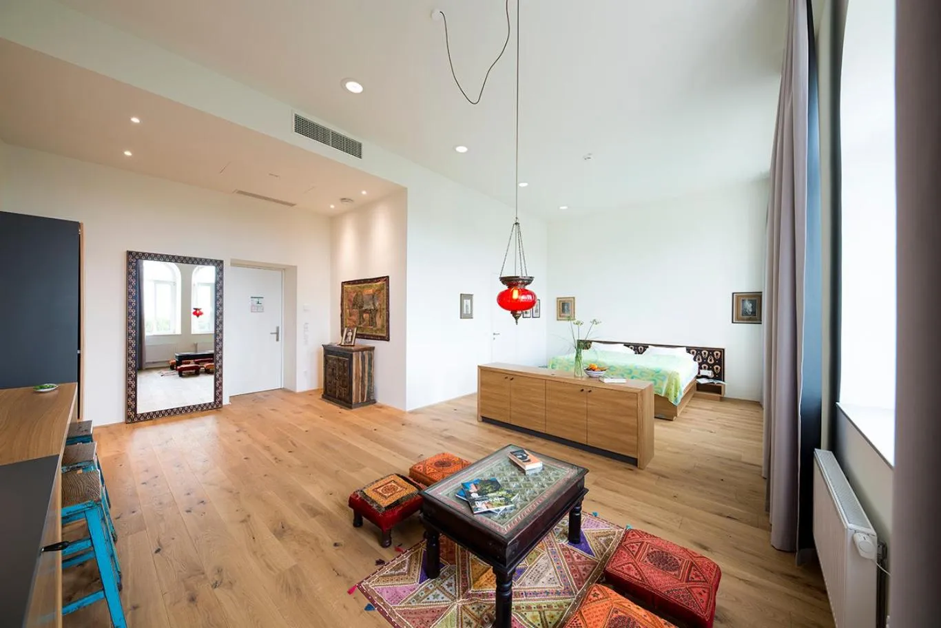 Seating area, Bed in Gabrium