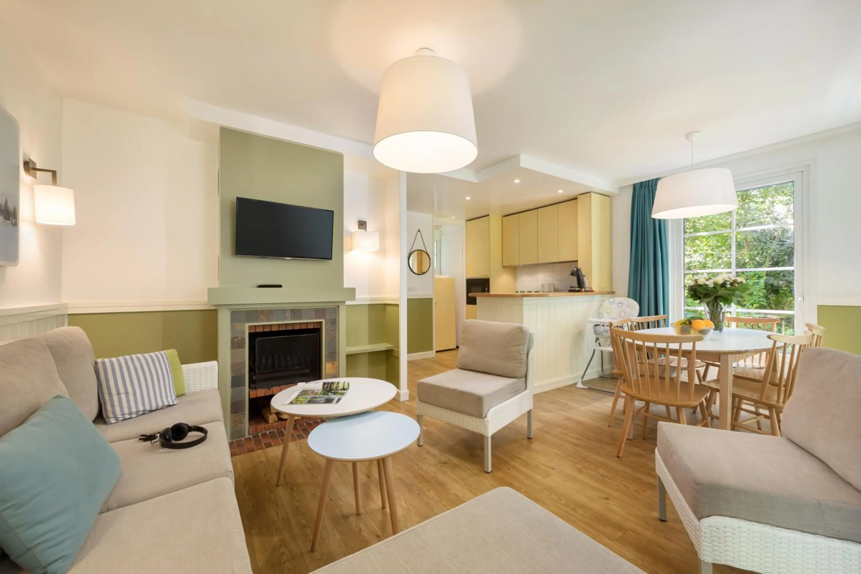 Communal lounge/ TV room in Center Parcs Le Lac d’Ailette