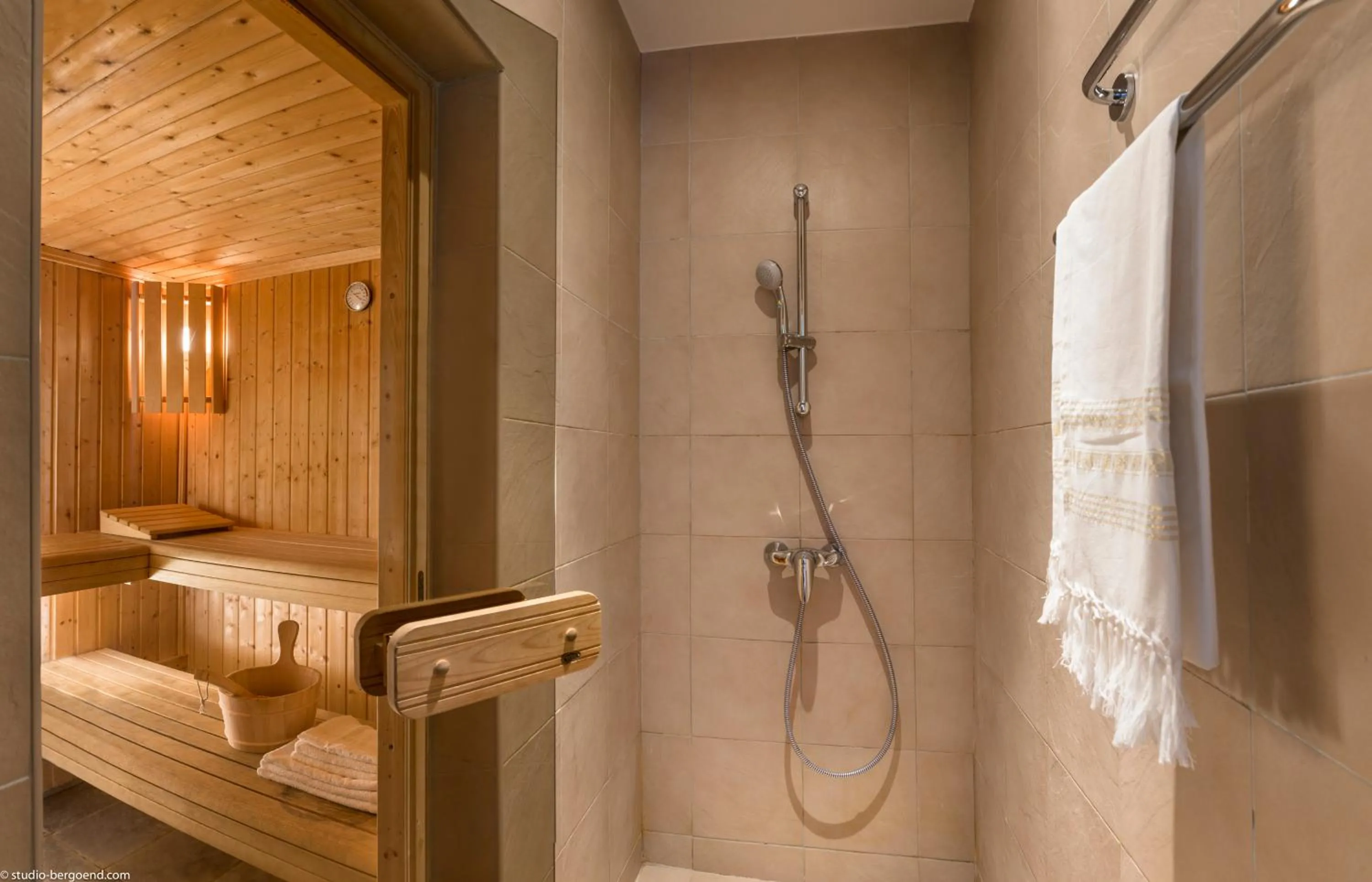 Shower, Bed in Center Parcs Le Lac d’Ailette