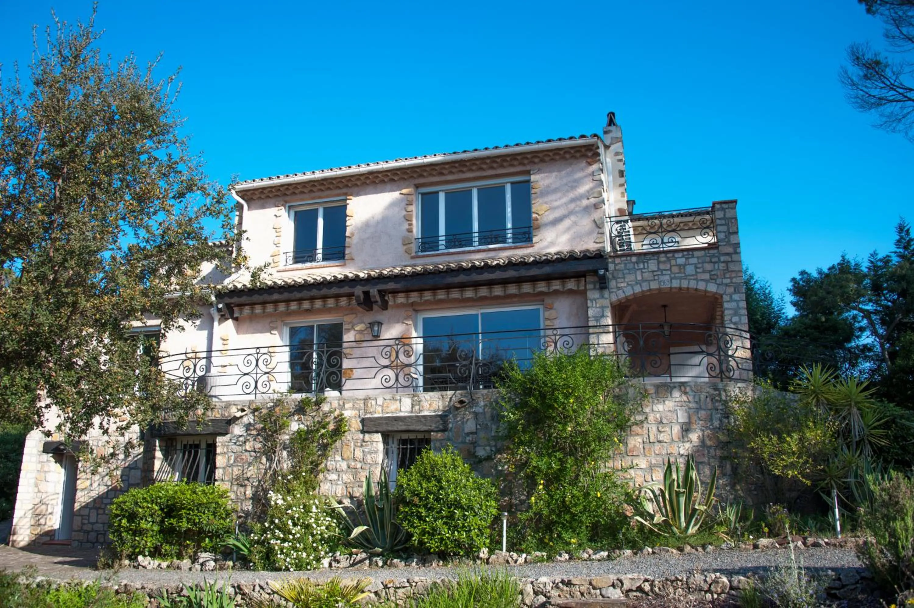 Facade/entrance in La Garriniere