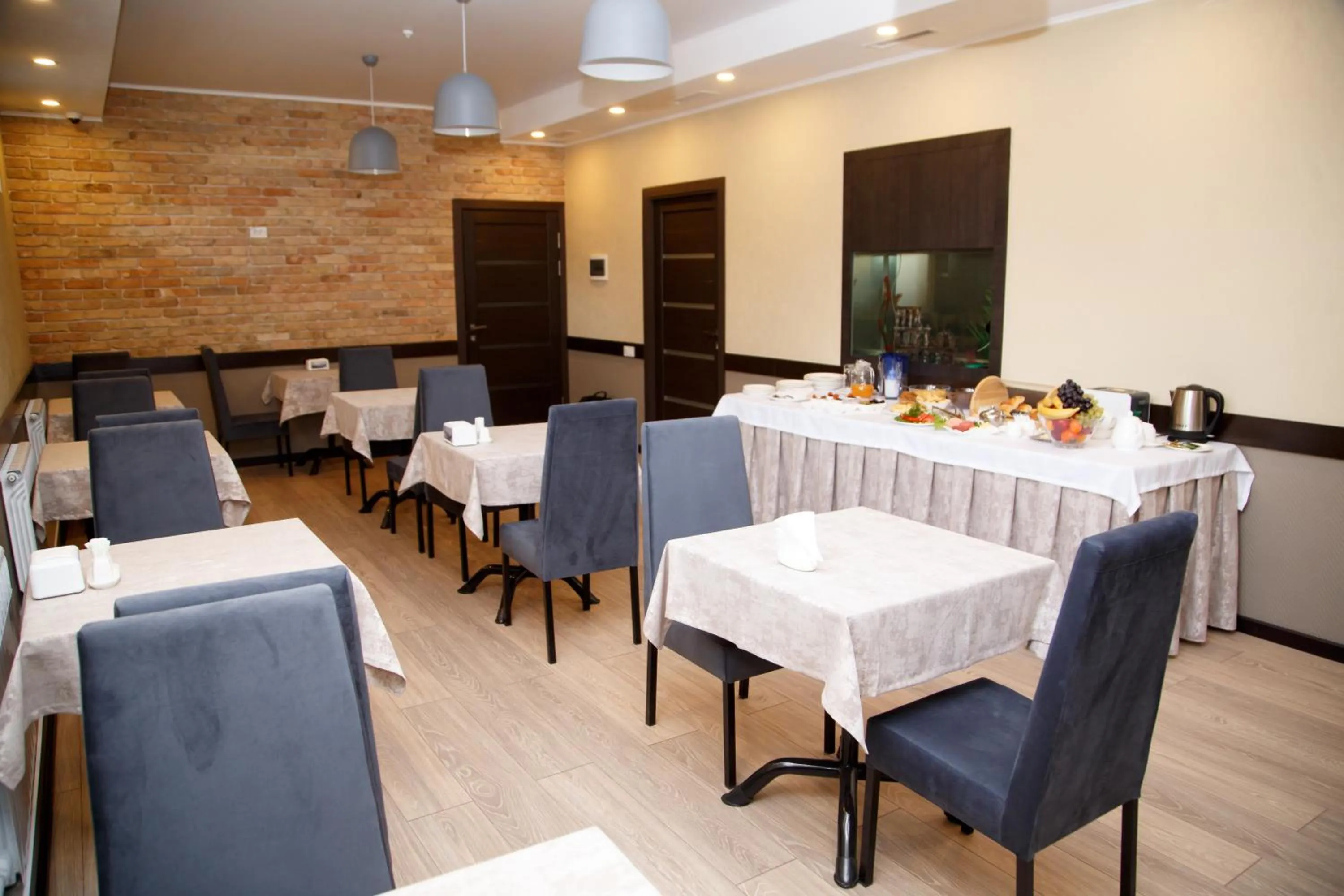 Restaurant/places to eat in Lumarc Hotel