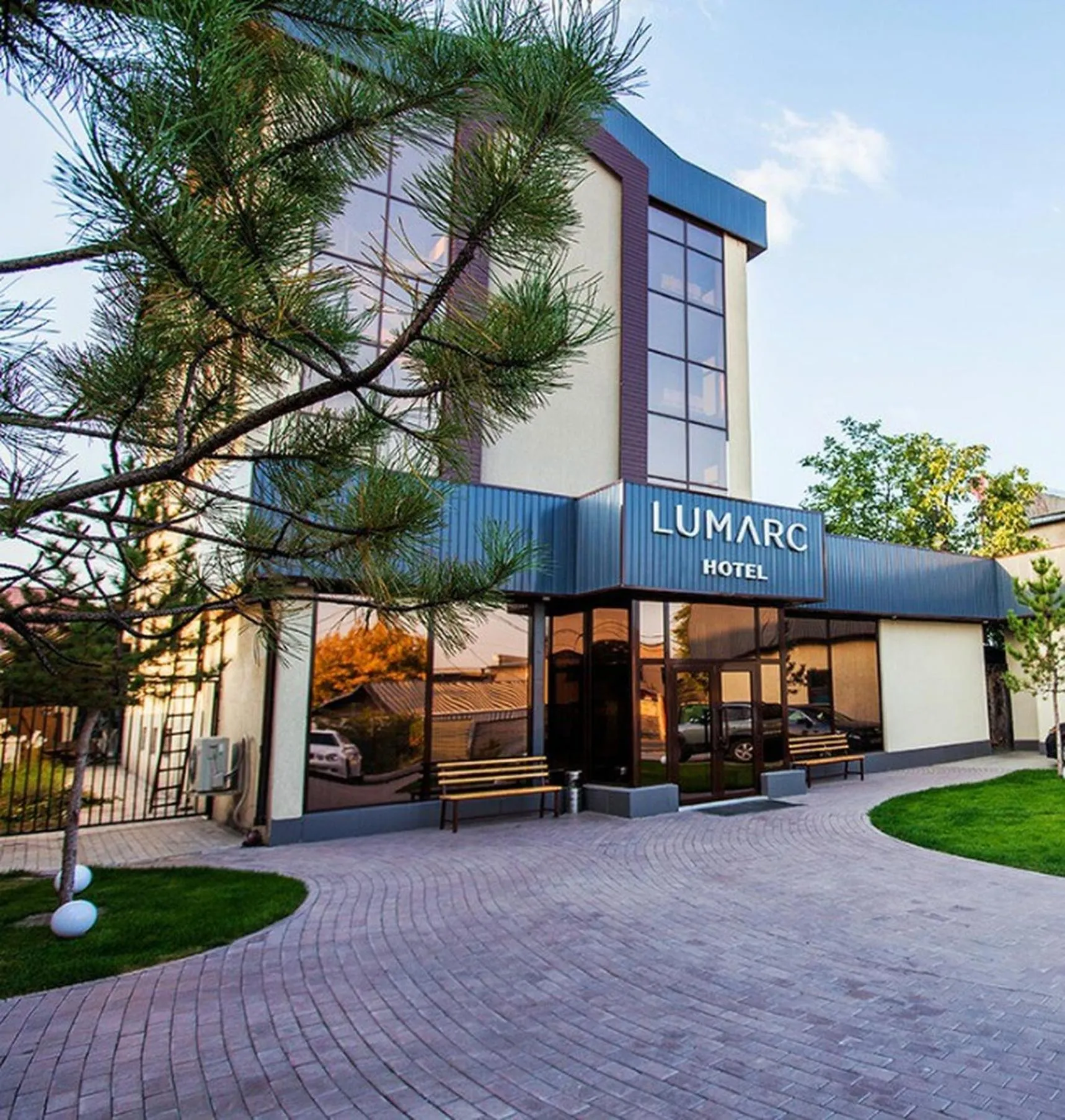 Facade/entrance in Lumarc Hotel