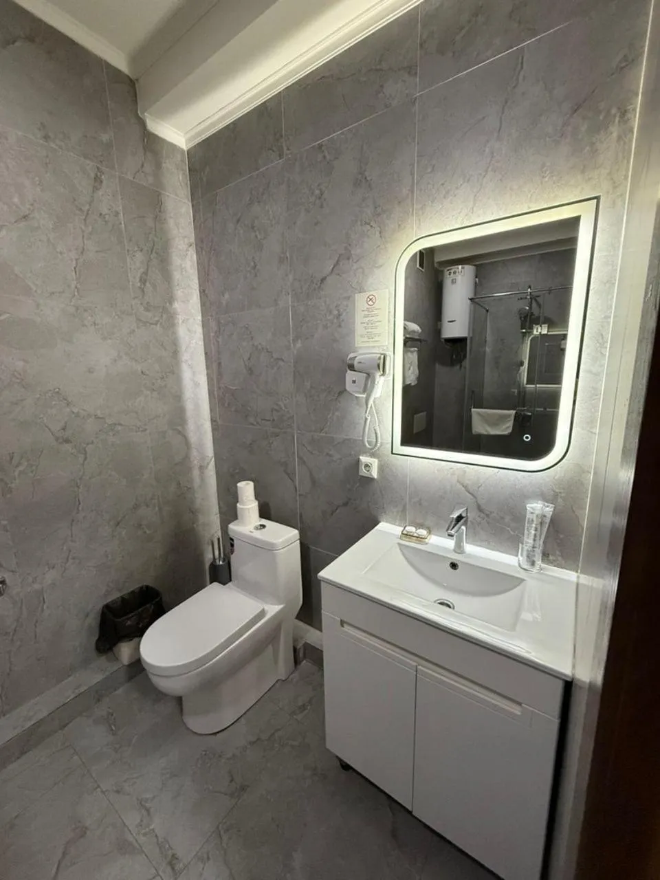 Bathroom in Lumarc Hotel