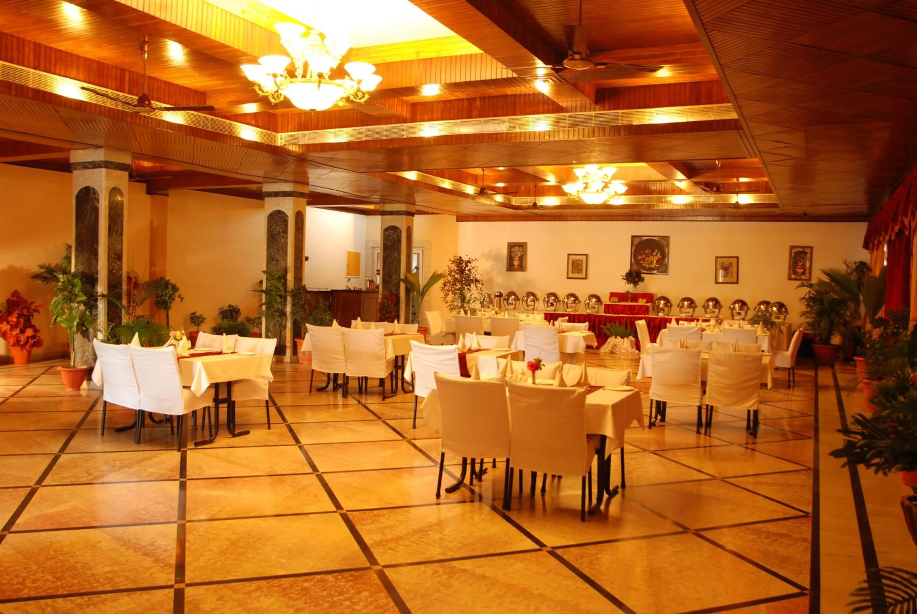 Restaurant/places to eat in Hotel Corbett Kingdom