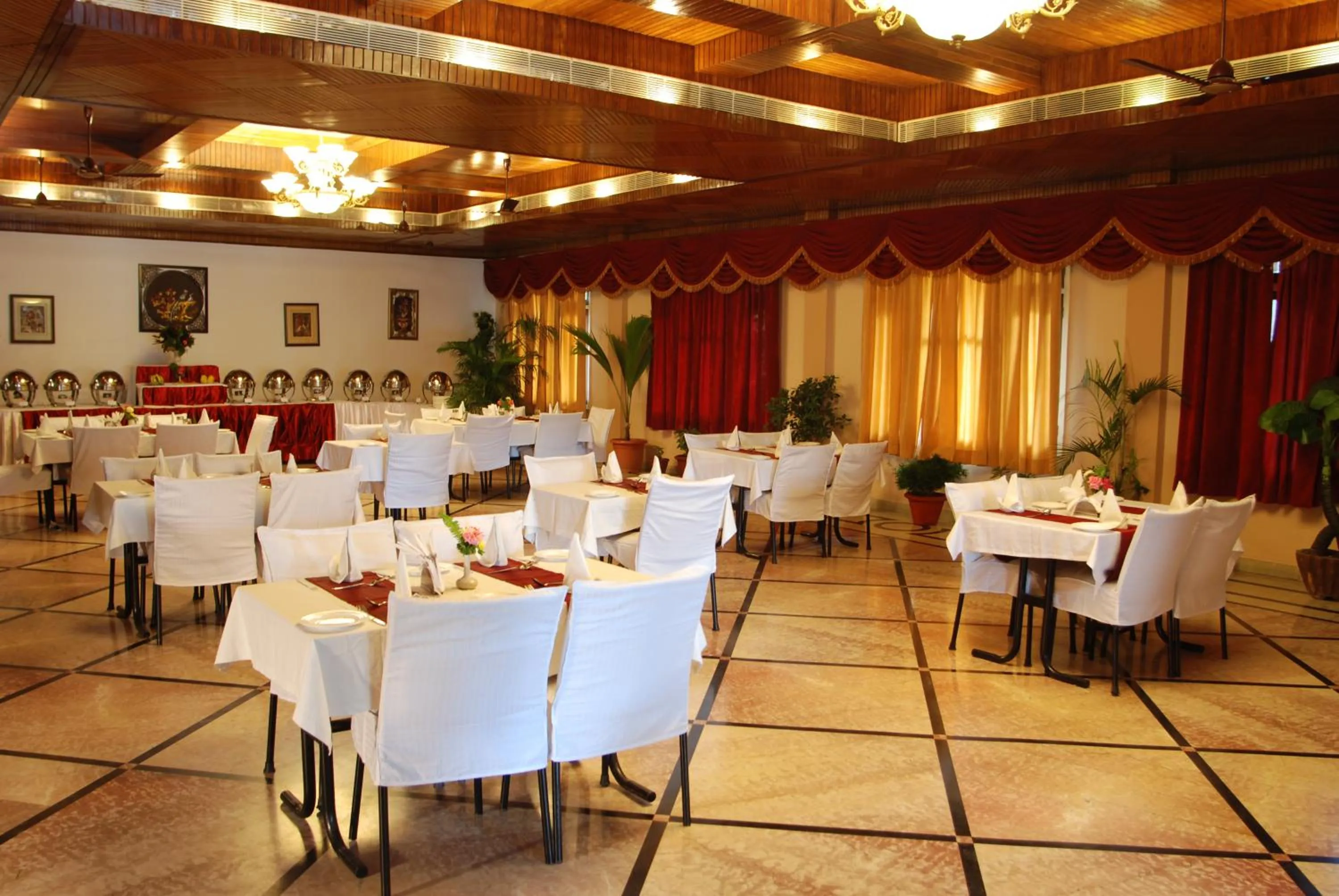 Restaurant/places to eat in Hotel Corbett Kingdom