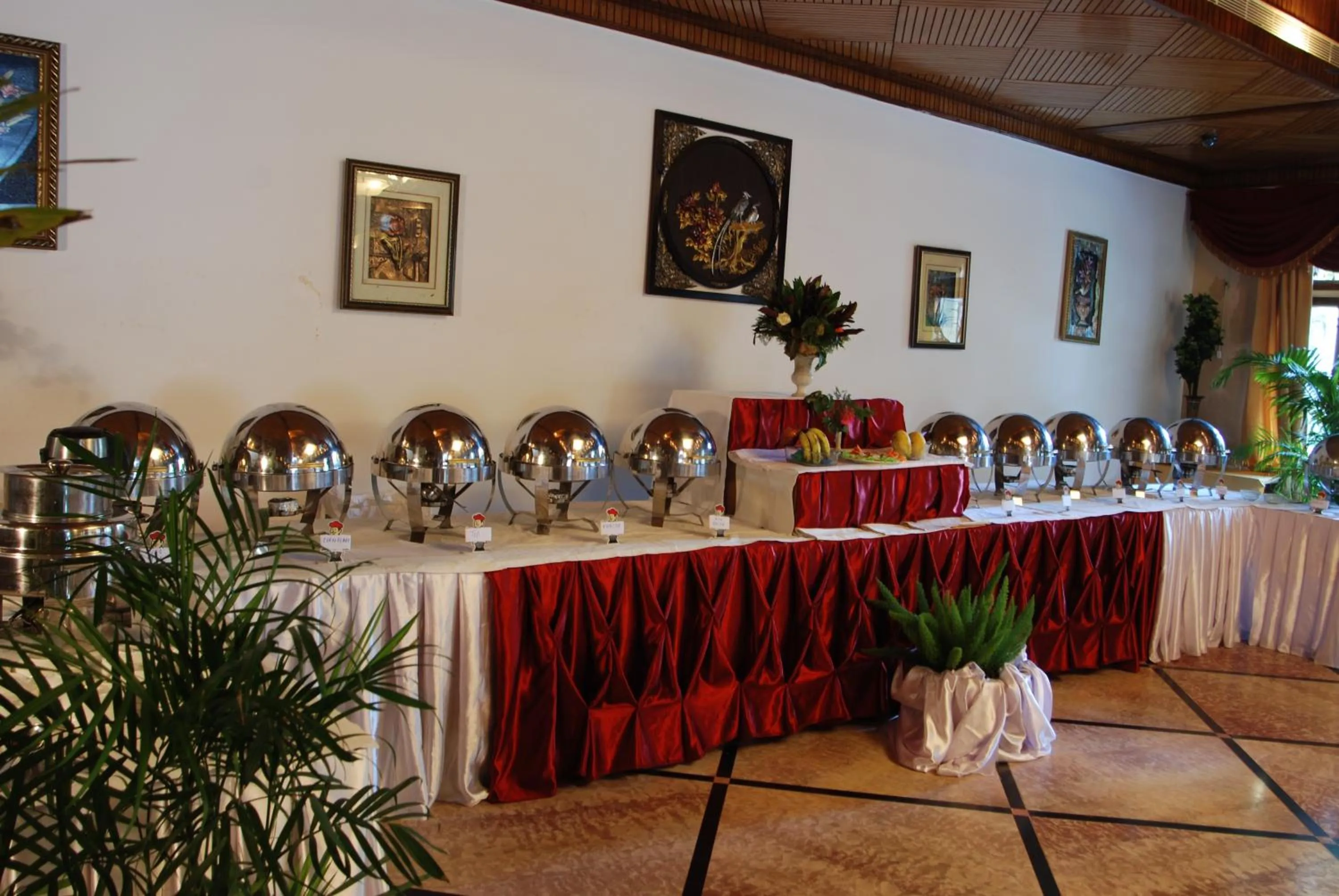 Restaurant/places to eat in Hotel Corbett Kingdom