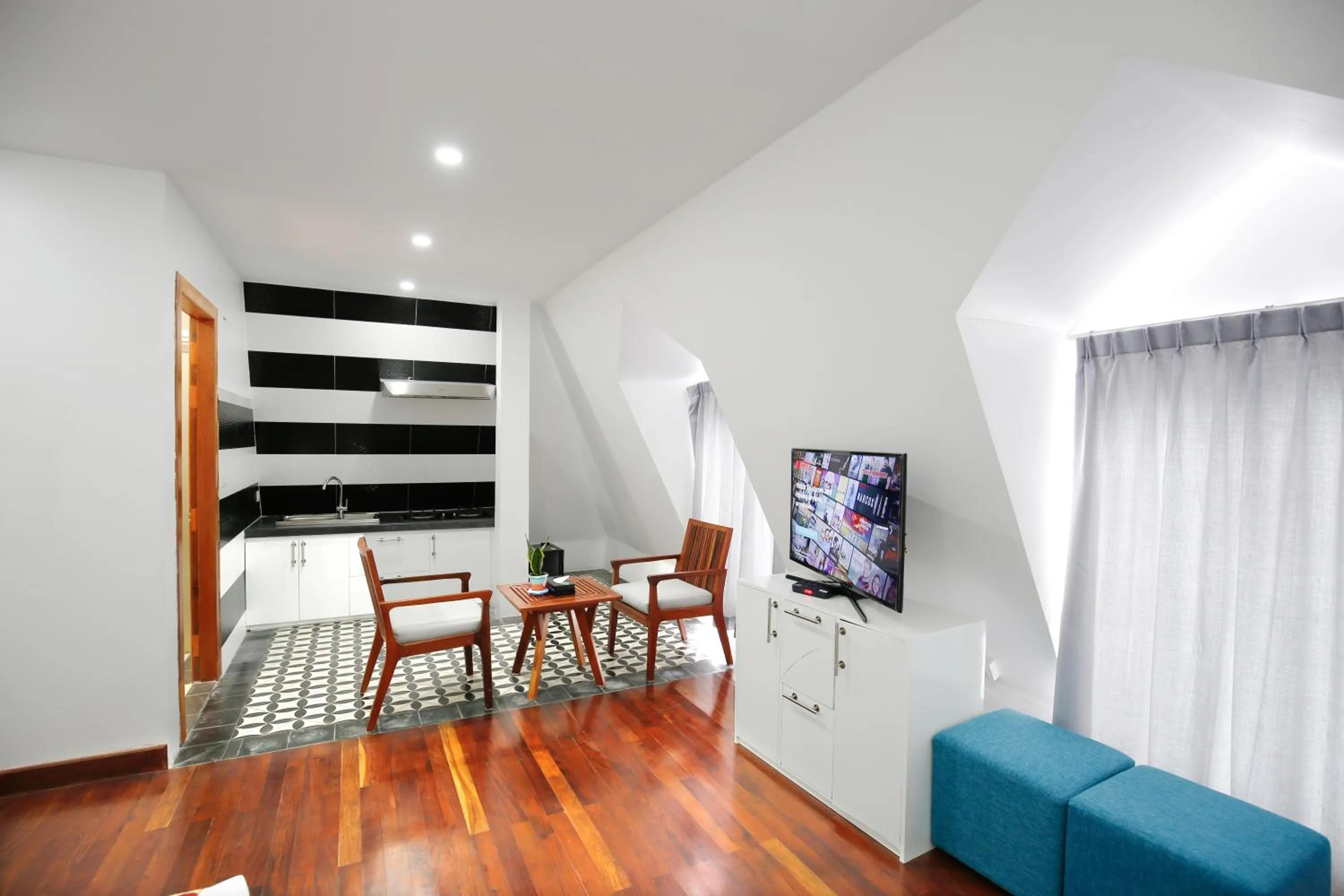 Communal kitchen in Zita Angkor Hotel