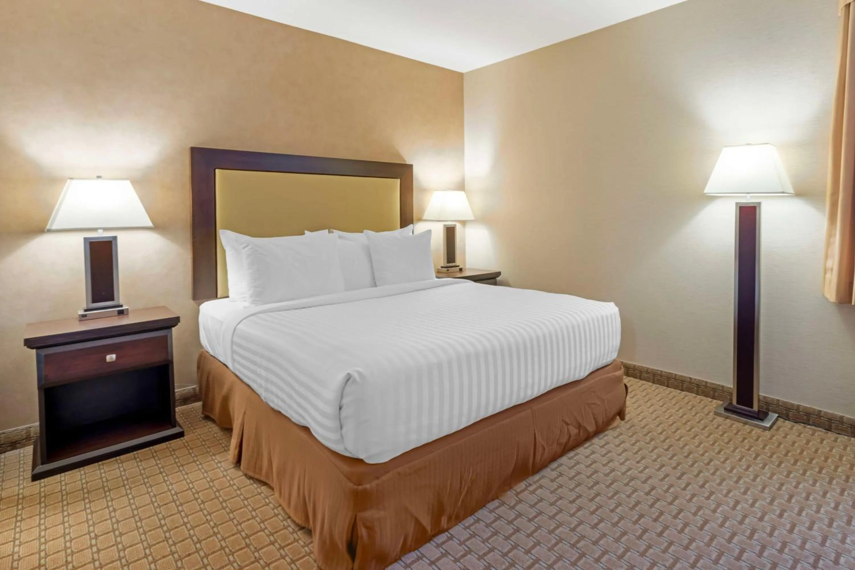 Bedroom, Bed in Best Western Plus Emerald Isle Hotel