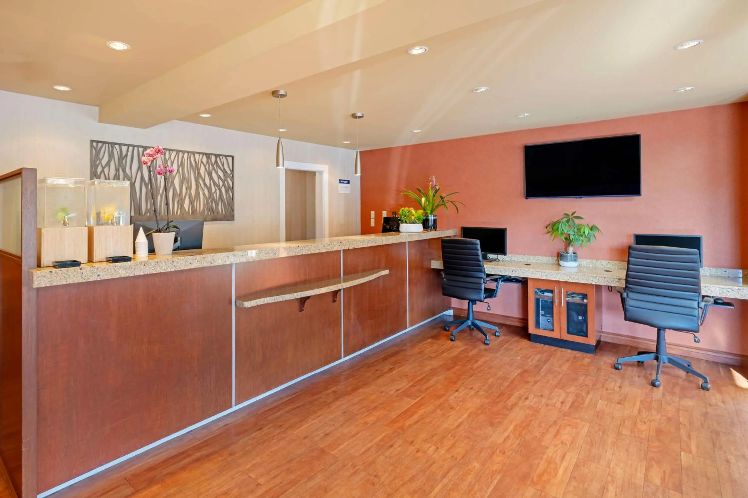 Lobby or reception in Best Western Plus Emerald Isle Hotel