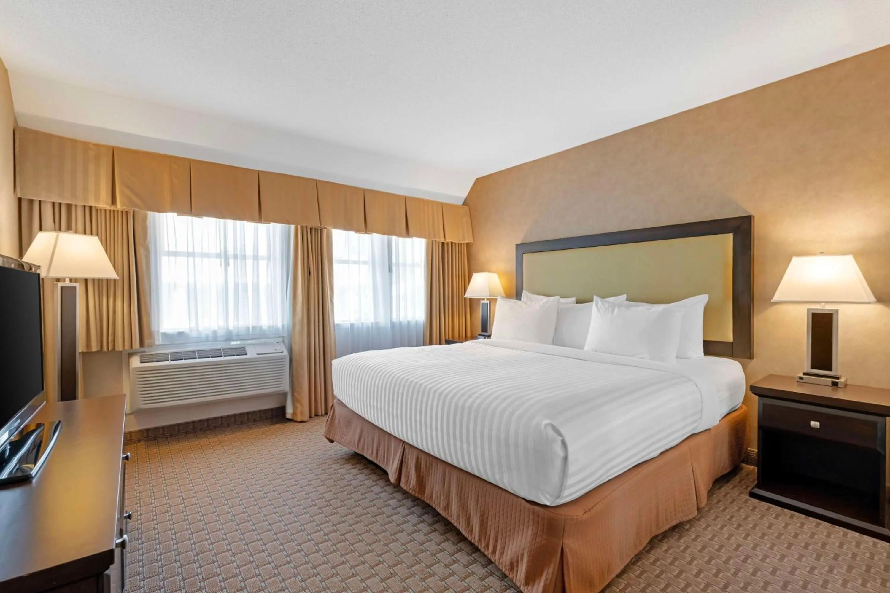 Bedroom, Bed in Best Western Plus Emerald Isle Hotel