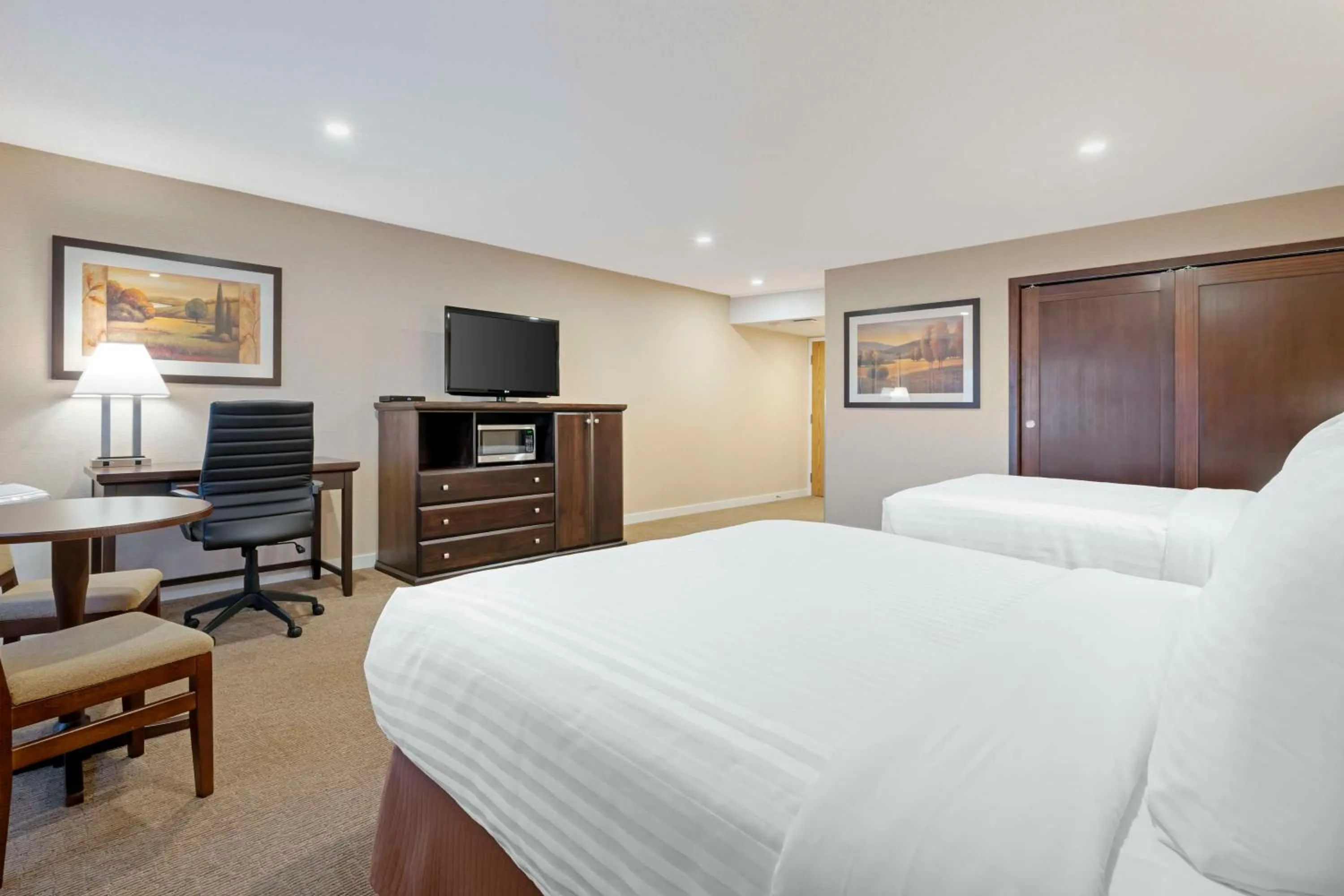 Bedroom, Bed in Best Western Plus Emerald Isle Hotel