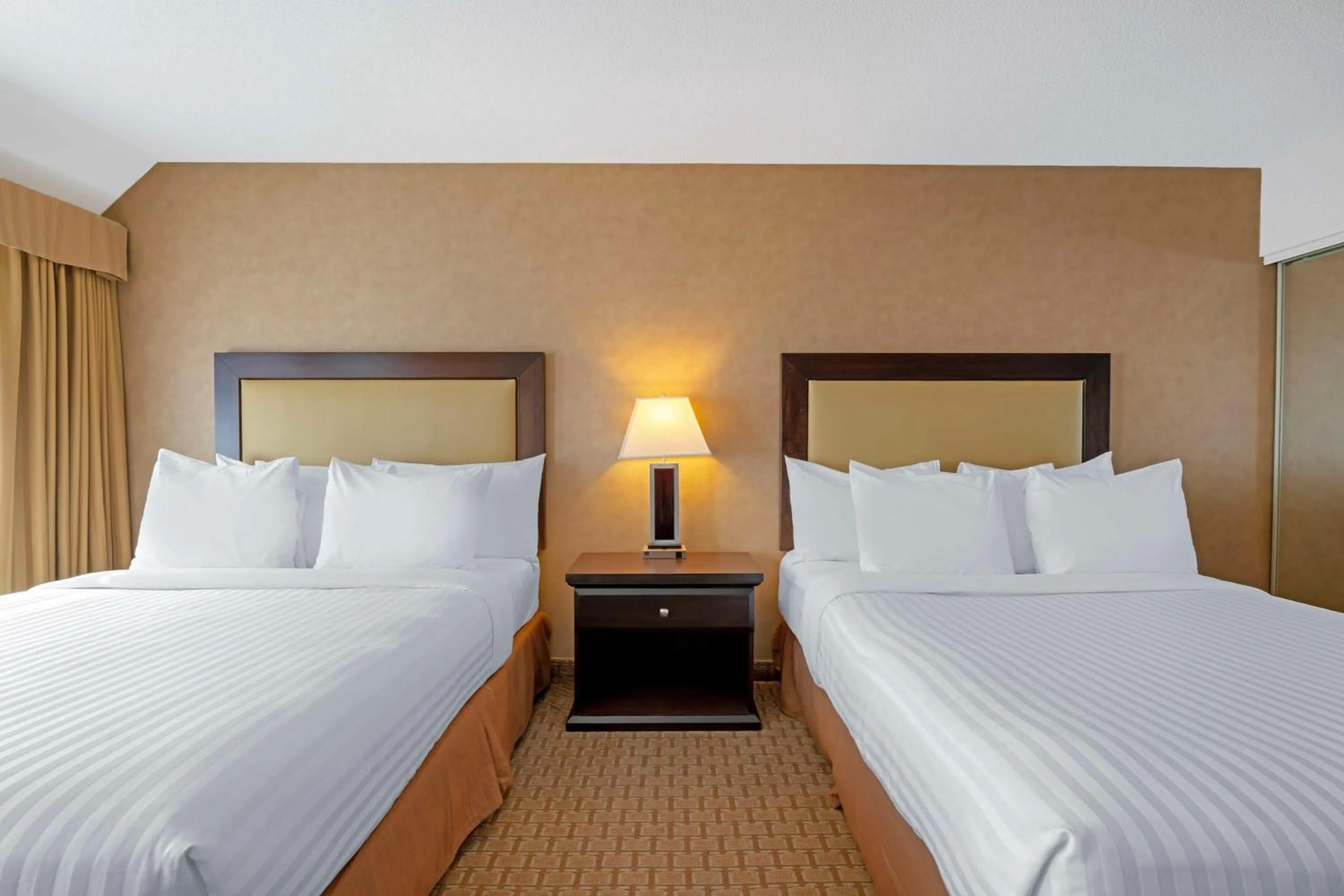 Bedroom, Bed in Best Western Plus Emerald Isle Hotel