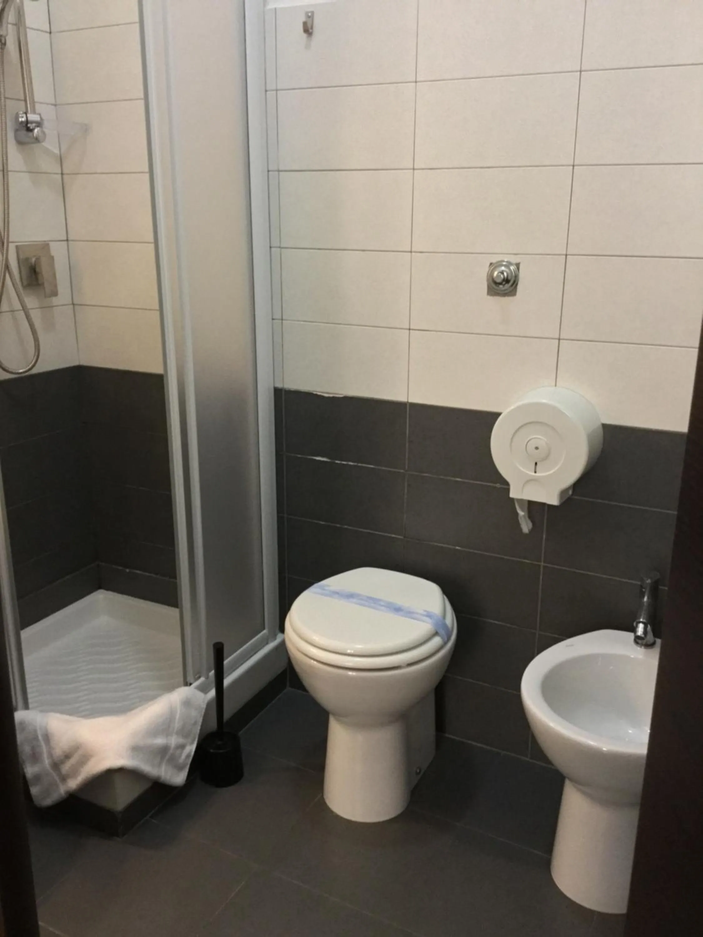 Bathroom in Cialdini Rome