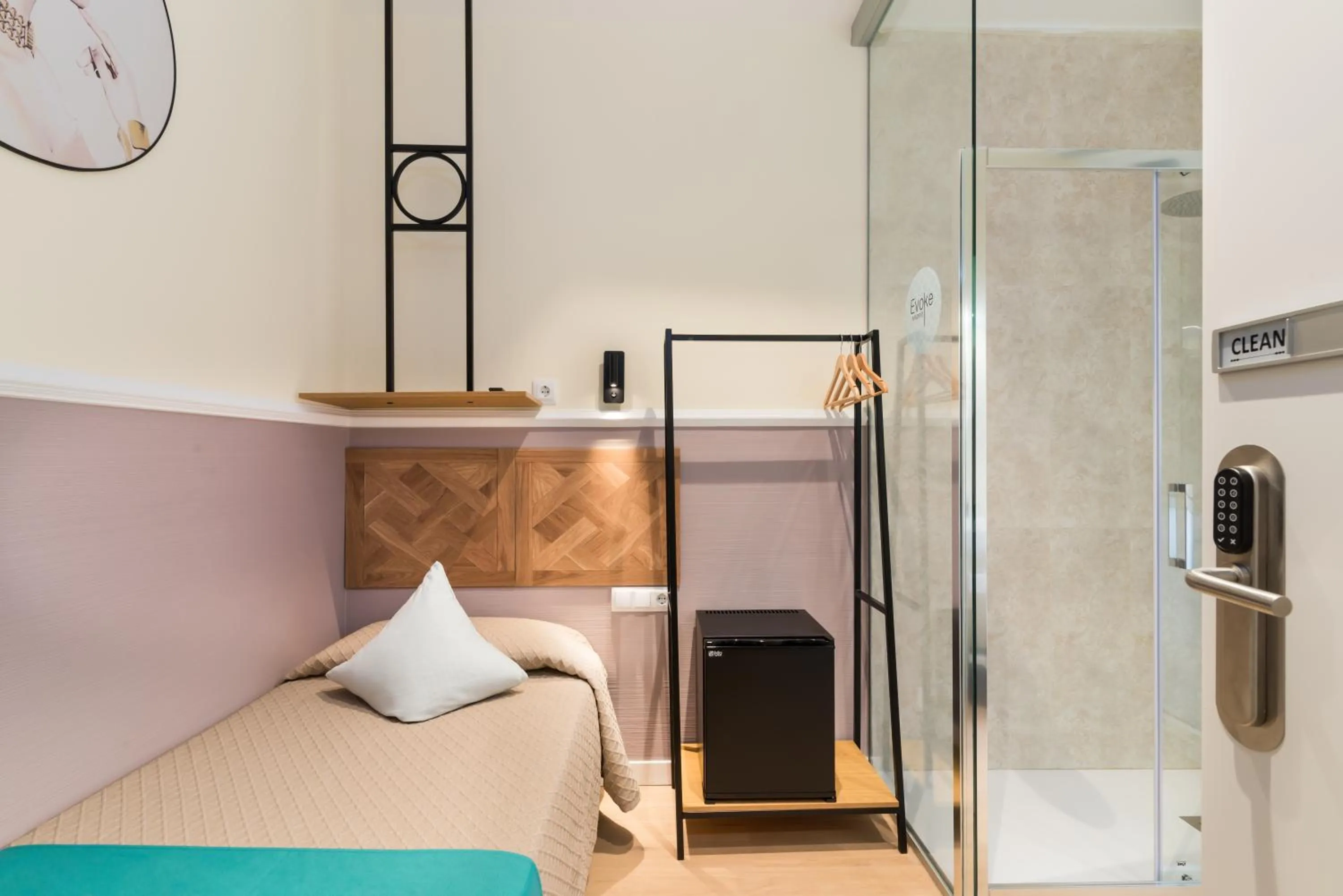 Photo of the whole room, Bed in Hostal Evoke Madrid