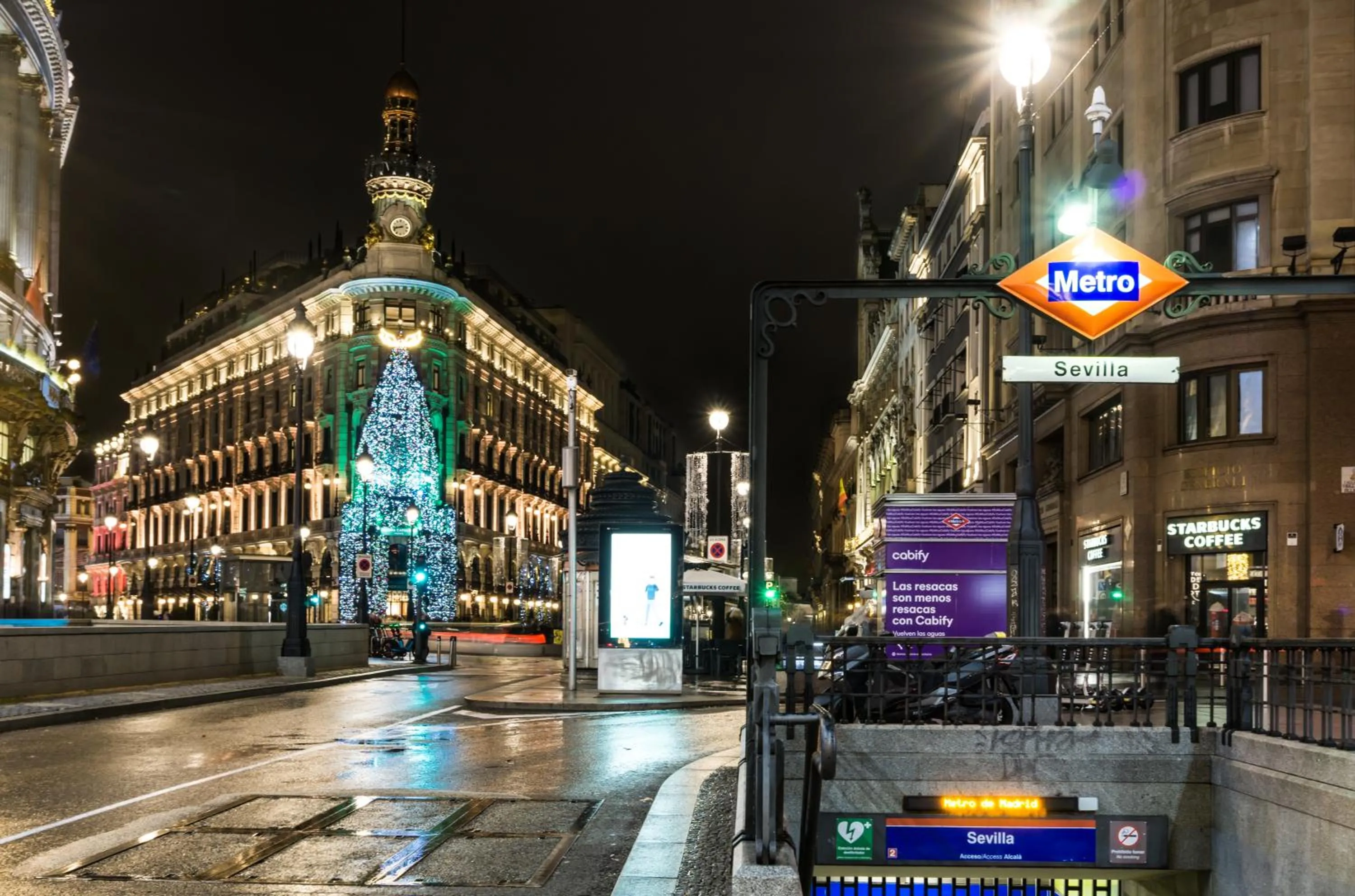 Neighbourhood in Hostal Evoke Madrid