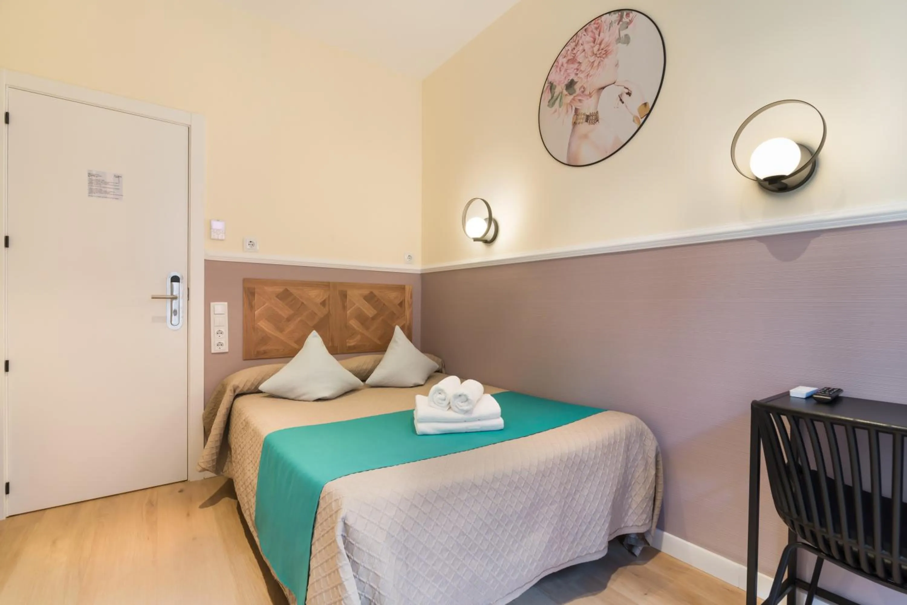 Photo of the whole room, Bed in Hostal Evoke Madrid