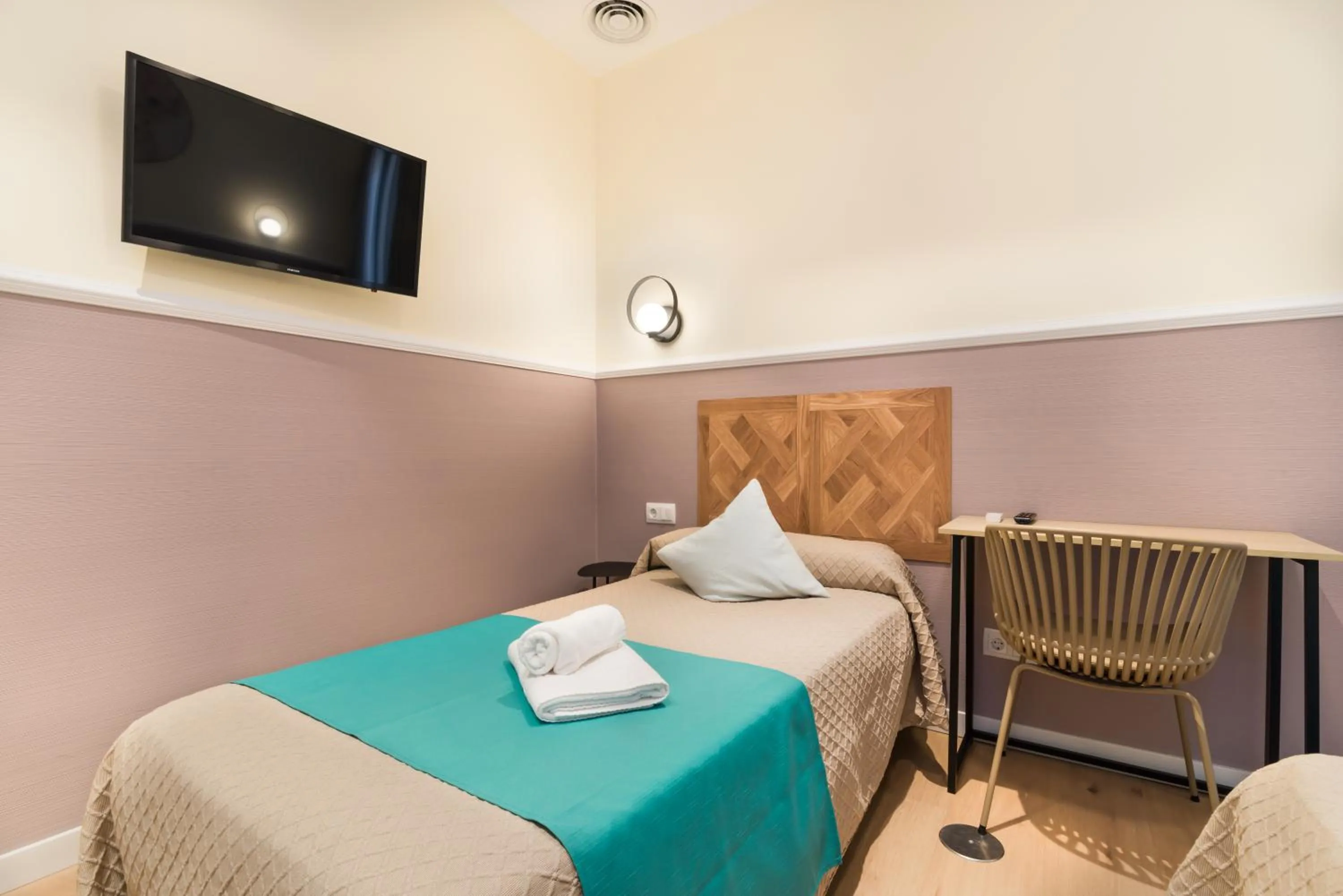 Photo of the whole room, Bed in Hostal Evoke Madrid