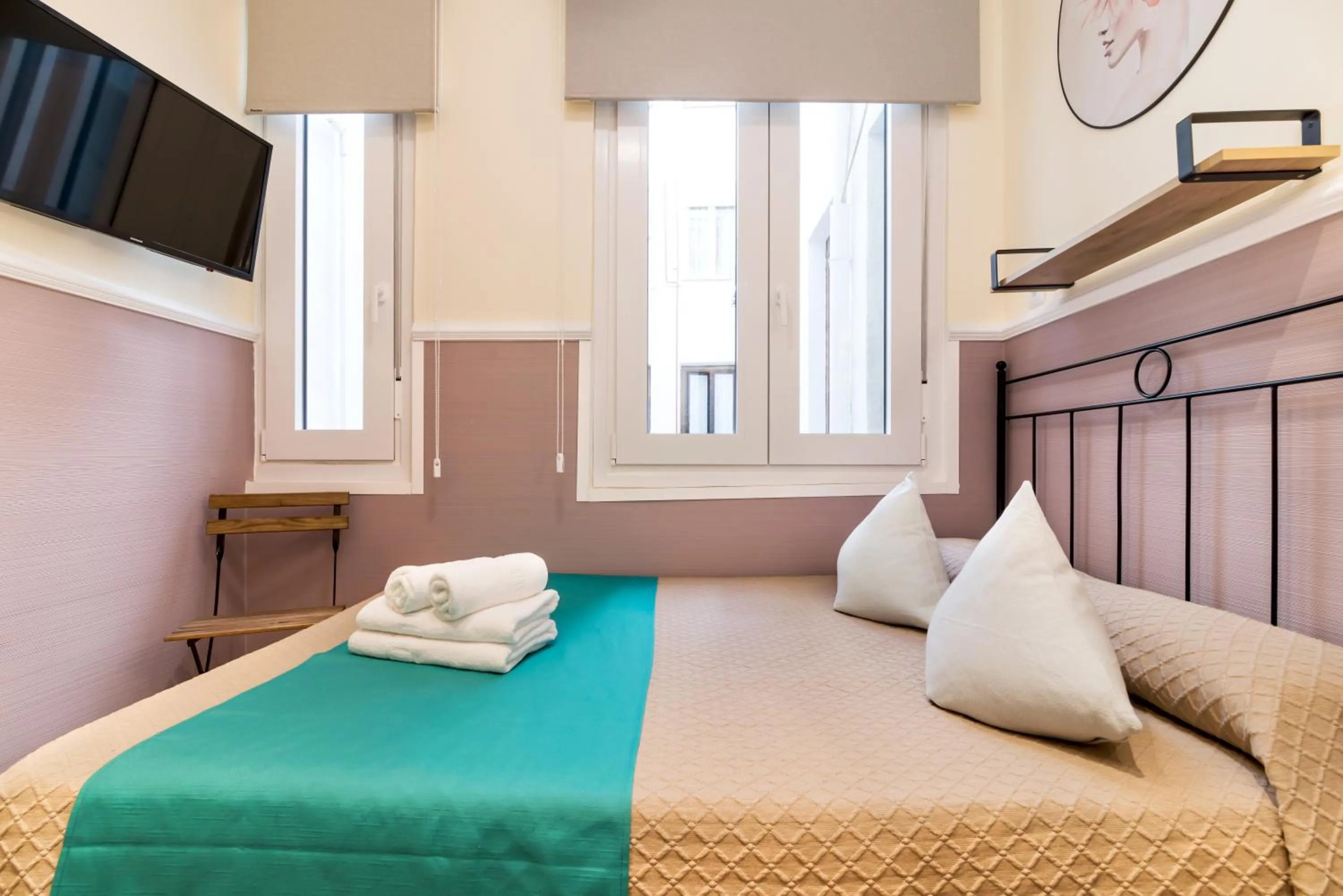 Photo of the whole room, Bed in Hostal Evoke Madrid