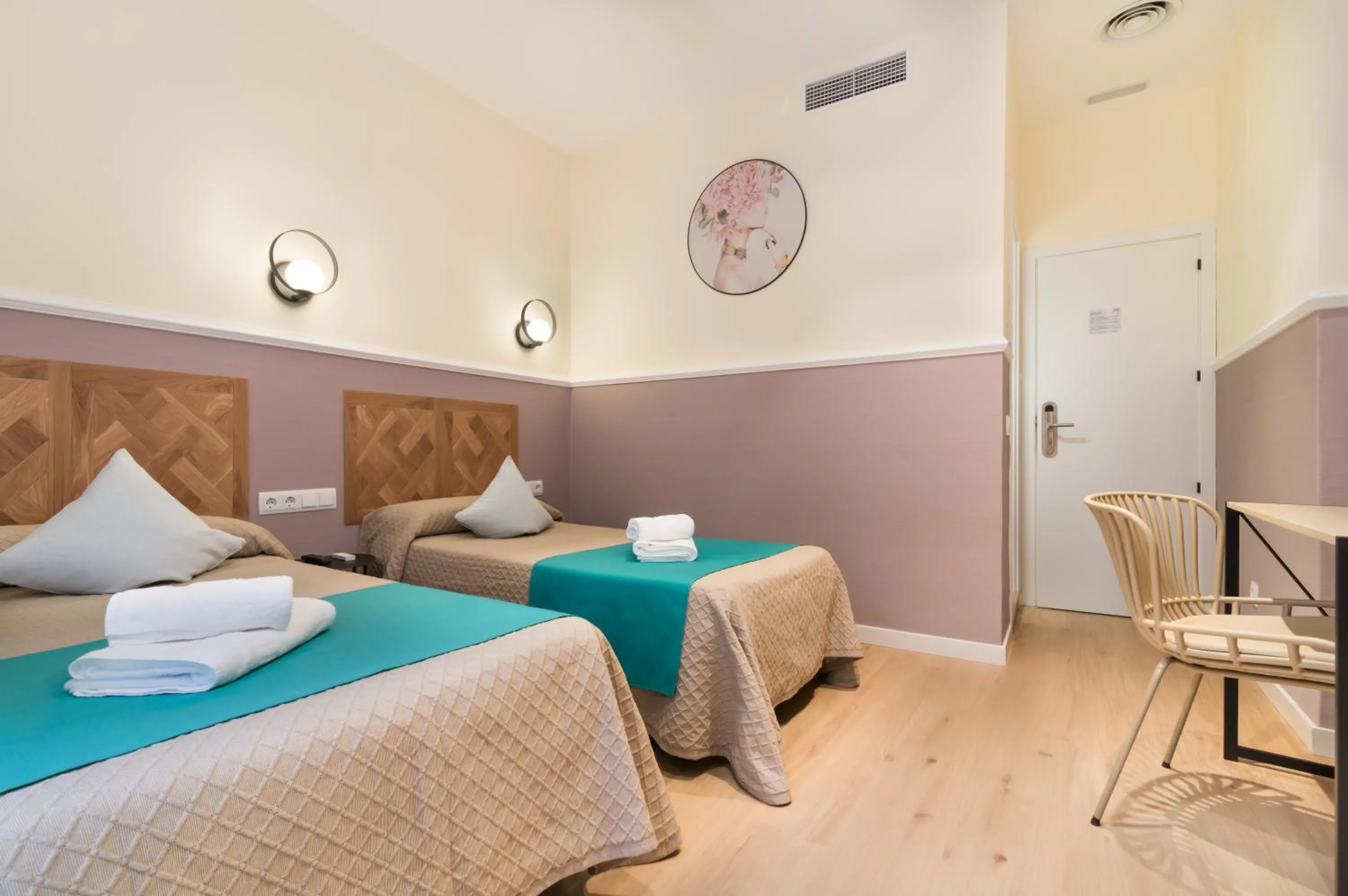 Photo of the whole room, Bed in Hostal Evoke Madrid