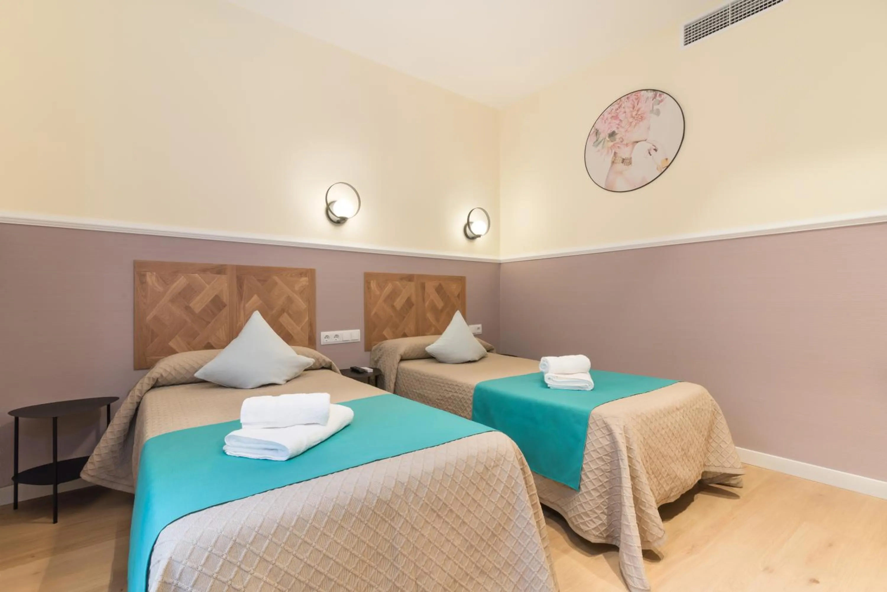 Photo of the whole room, Bed in Hostal Evoke Madrid