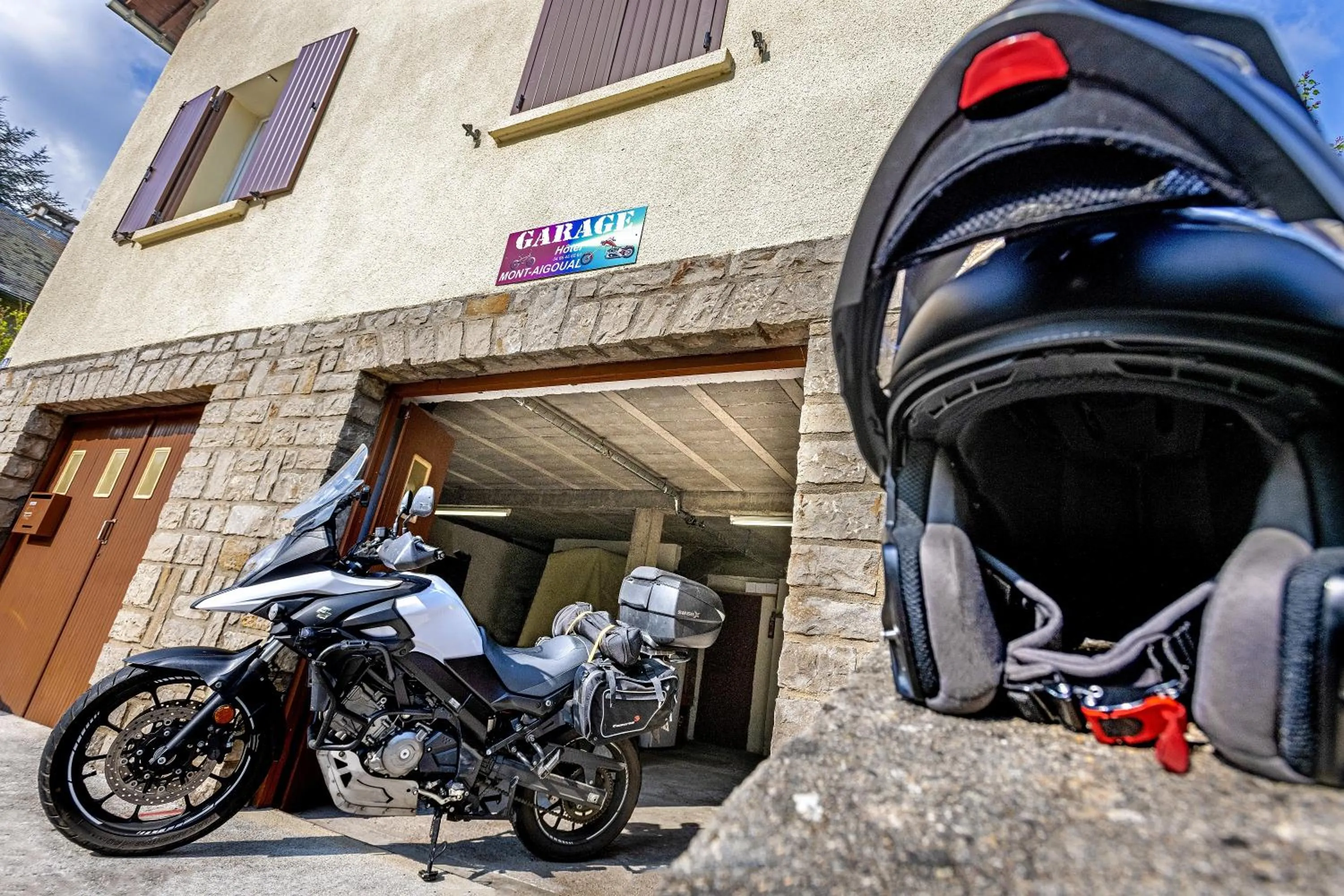 Parking in Logis Hôtel Restaurant Le Mont Aigoual