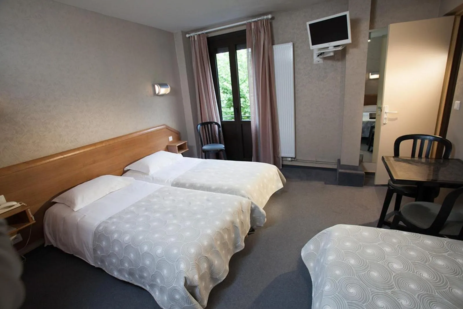 Property building, Bed in Logis Hôtel Restaurant Le Mont Aigoual