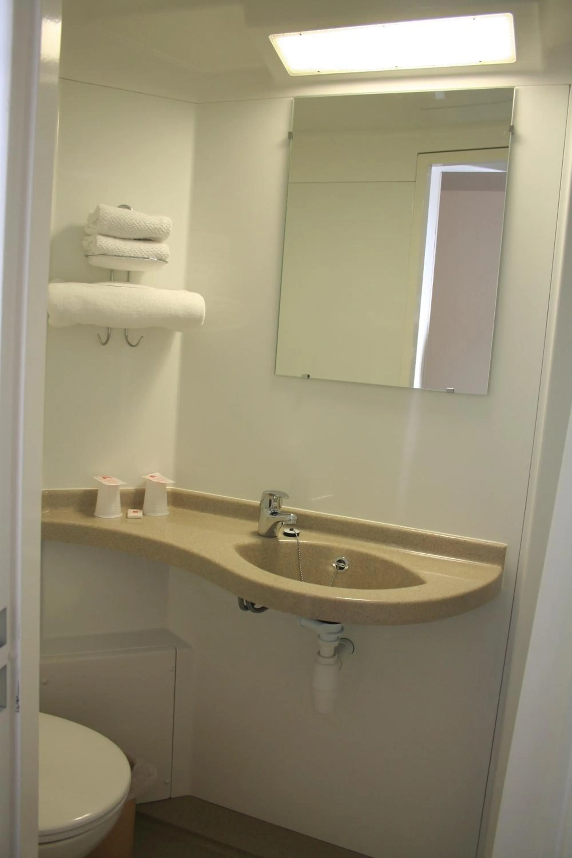 Bathroom in Hotel Macon la Salle