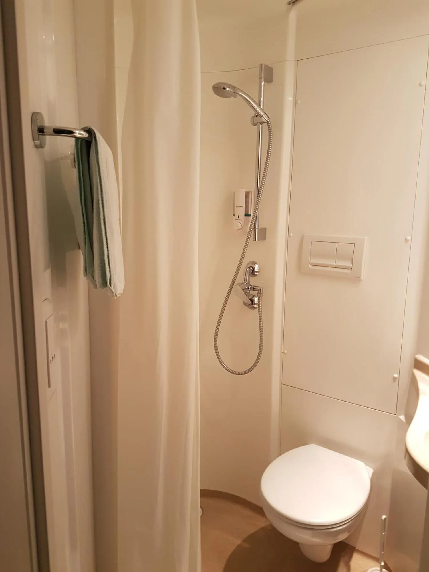 Toilet in Hotel Macon la Salle