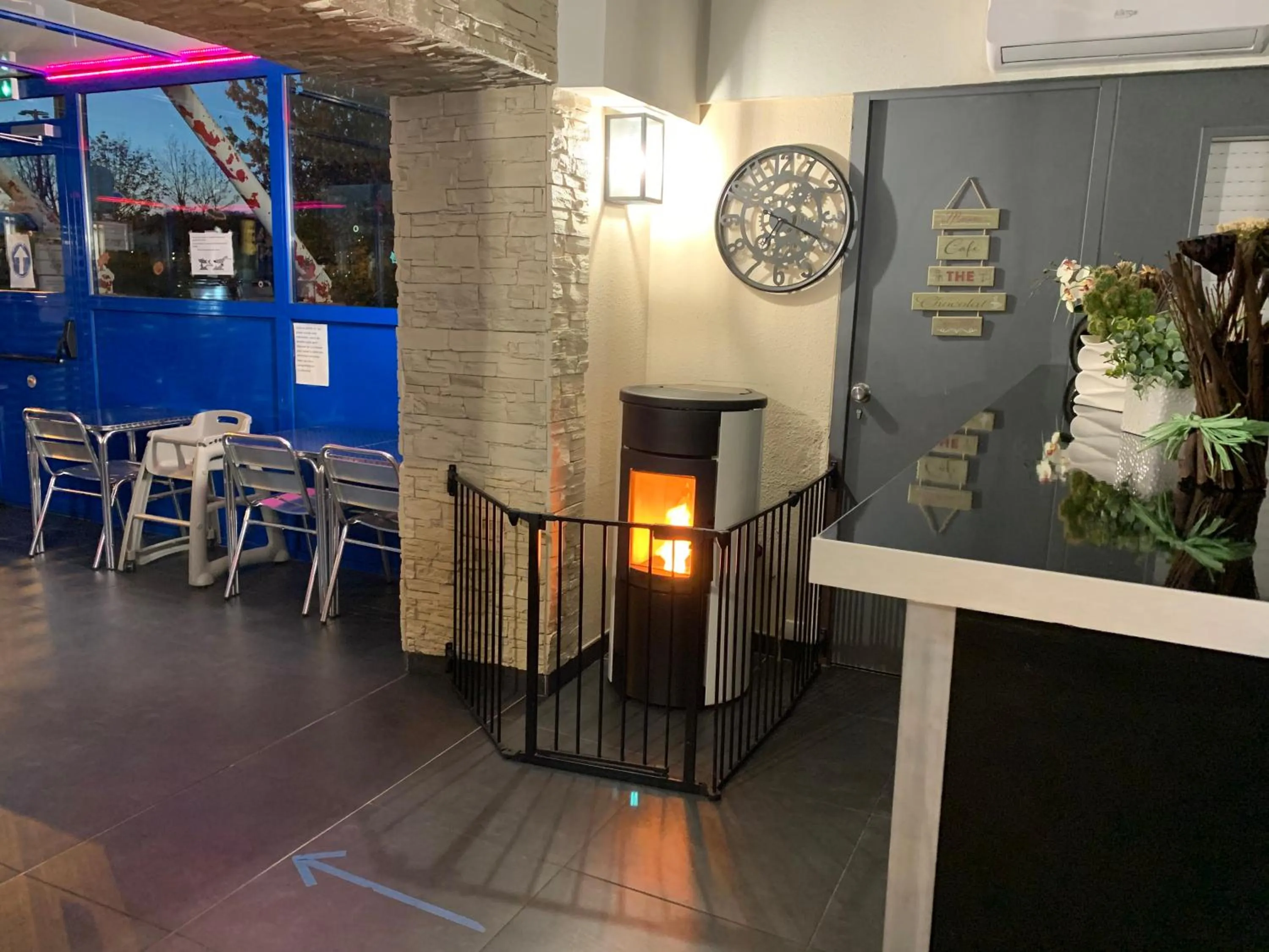 Lobby or reception in Hotel Macon la Salle