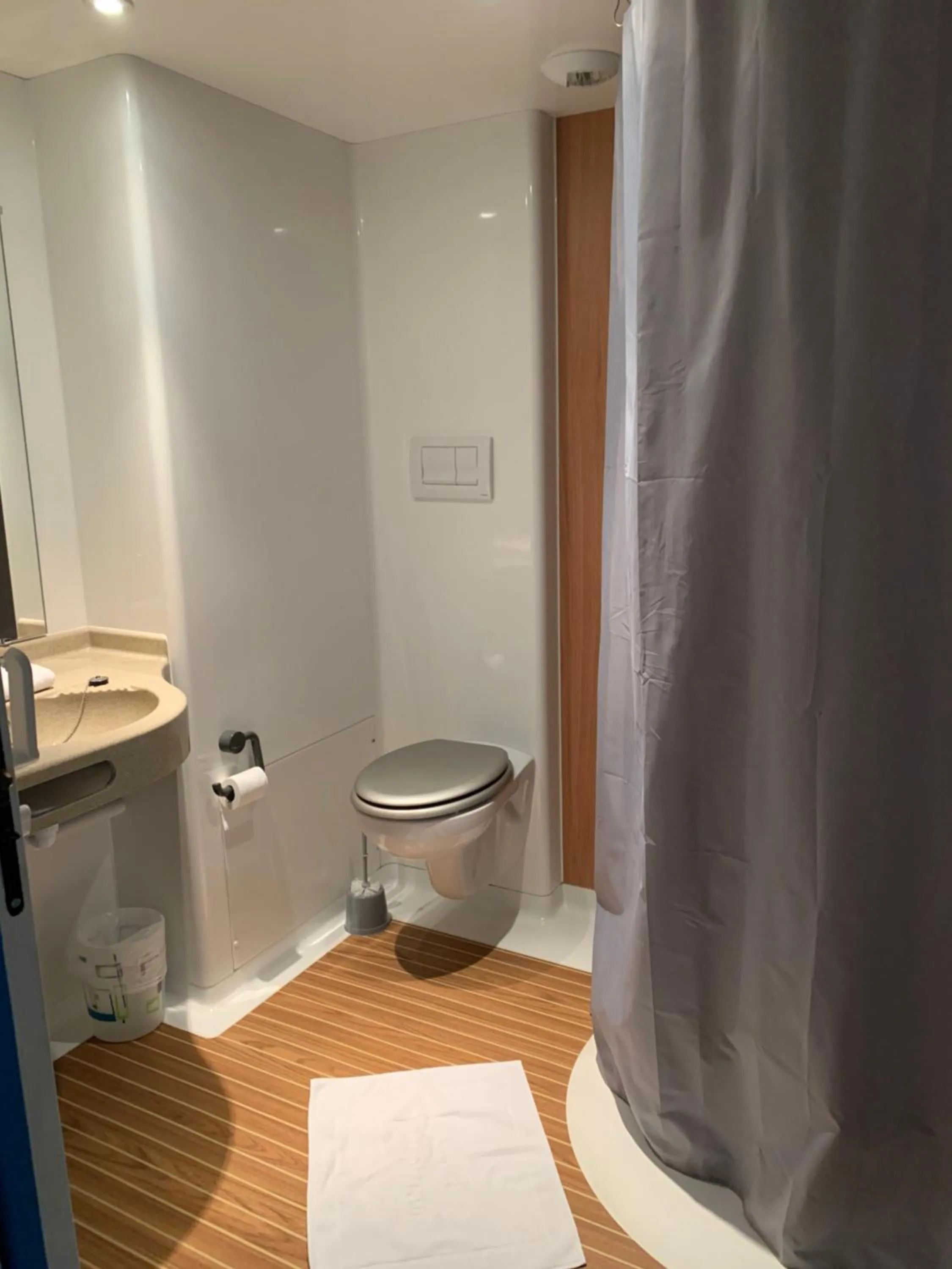 Bathroom in Hotel Macon la Salle