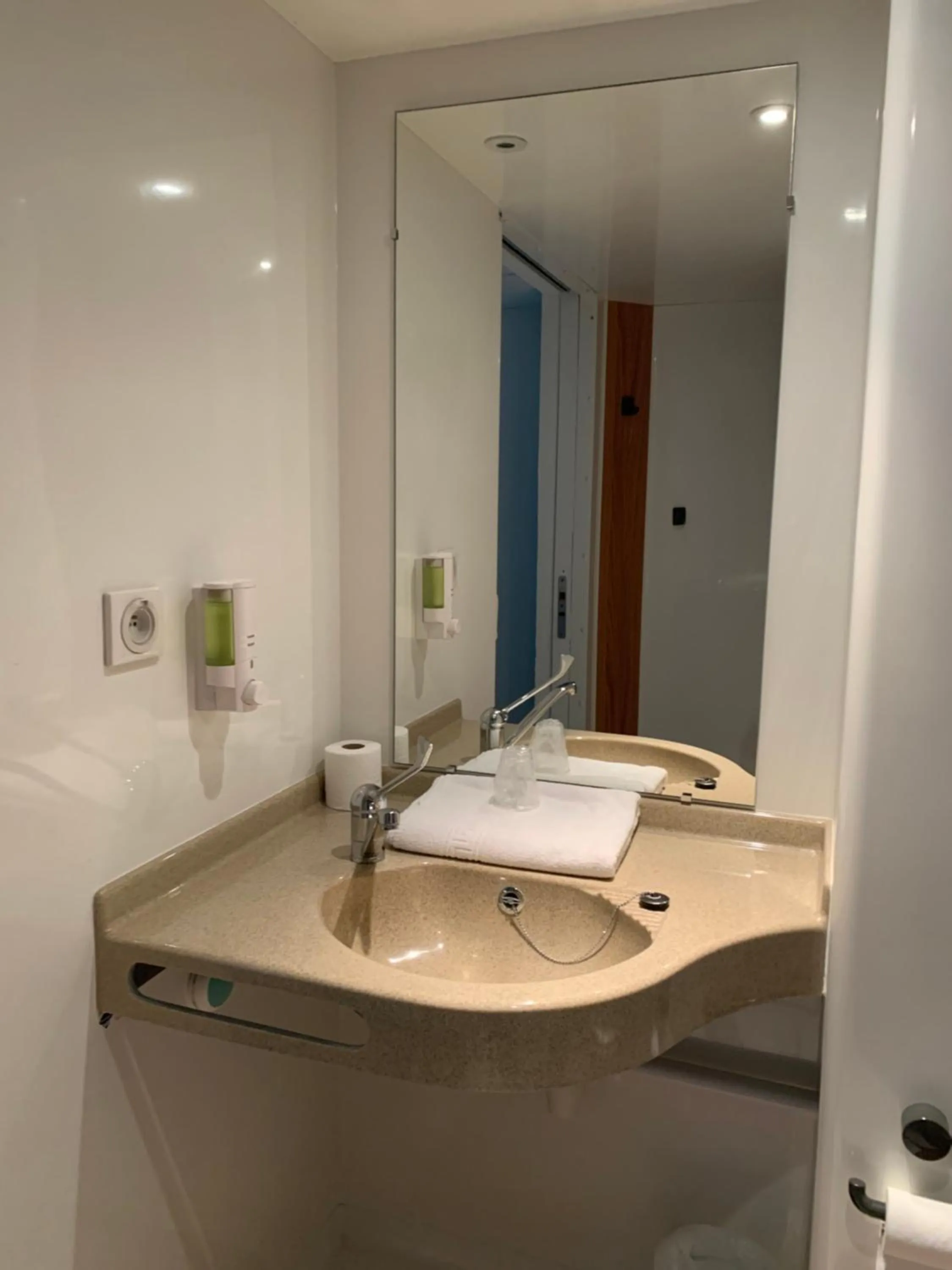 Bathroom in Hotel Macon la Salle