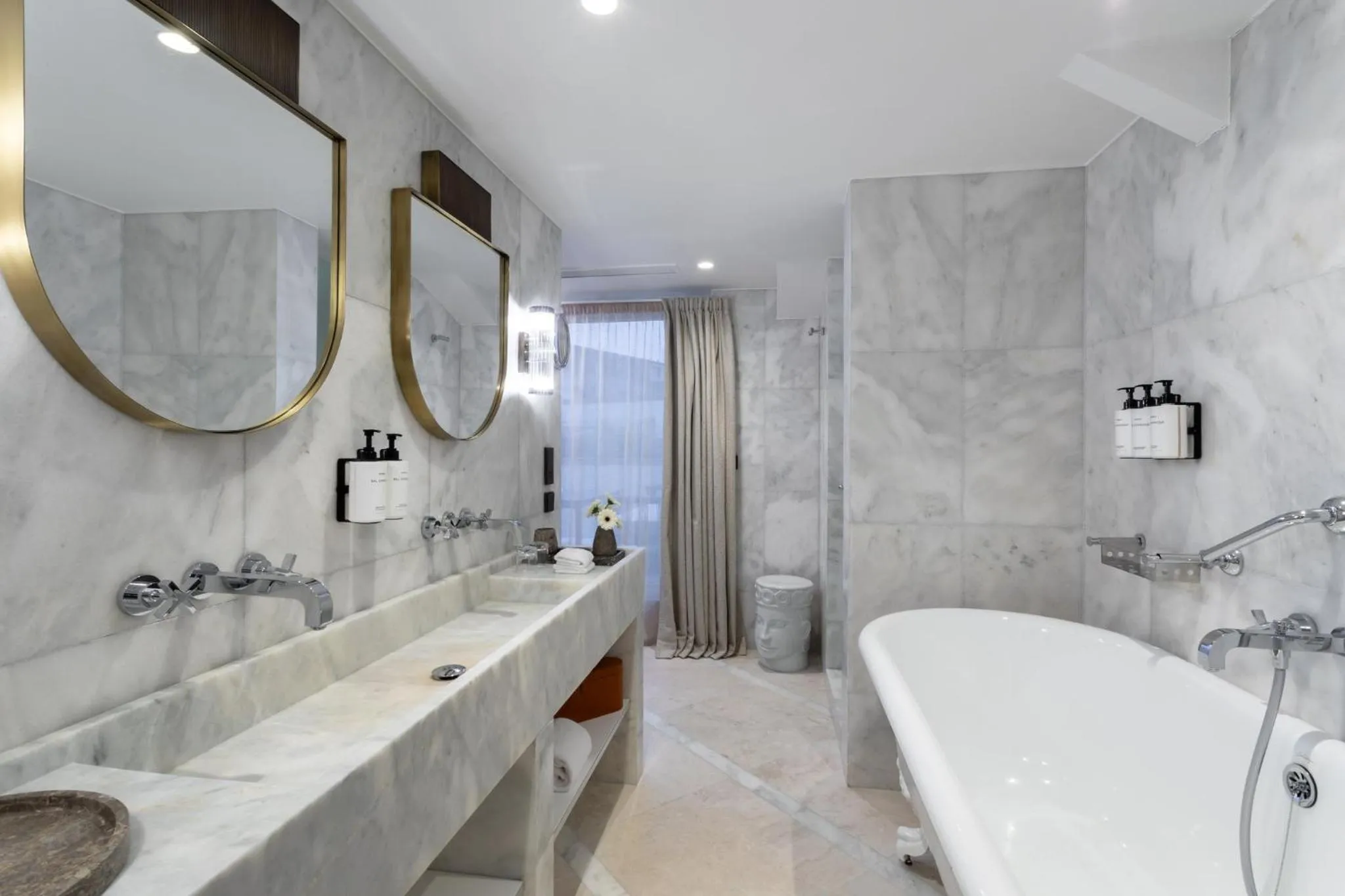 Photo of the whole room in InterContinental Paris Champs Elysées Etoile by IHG