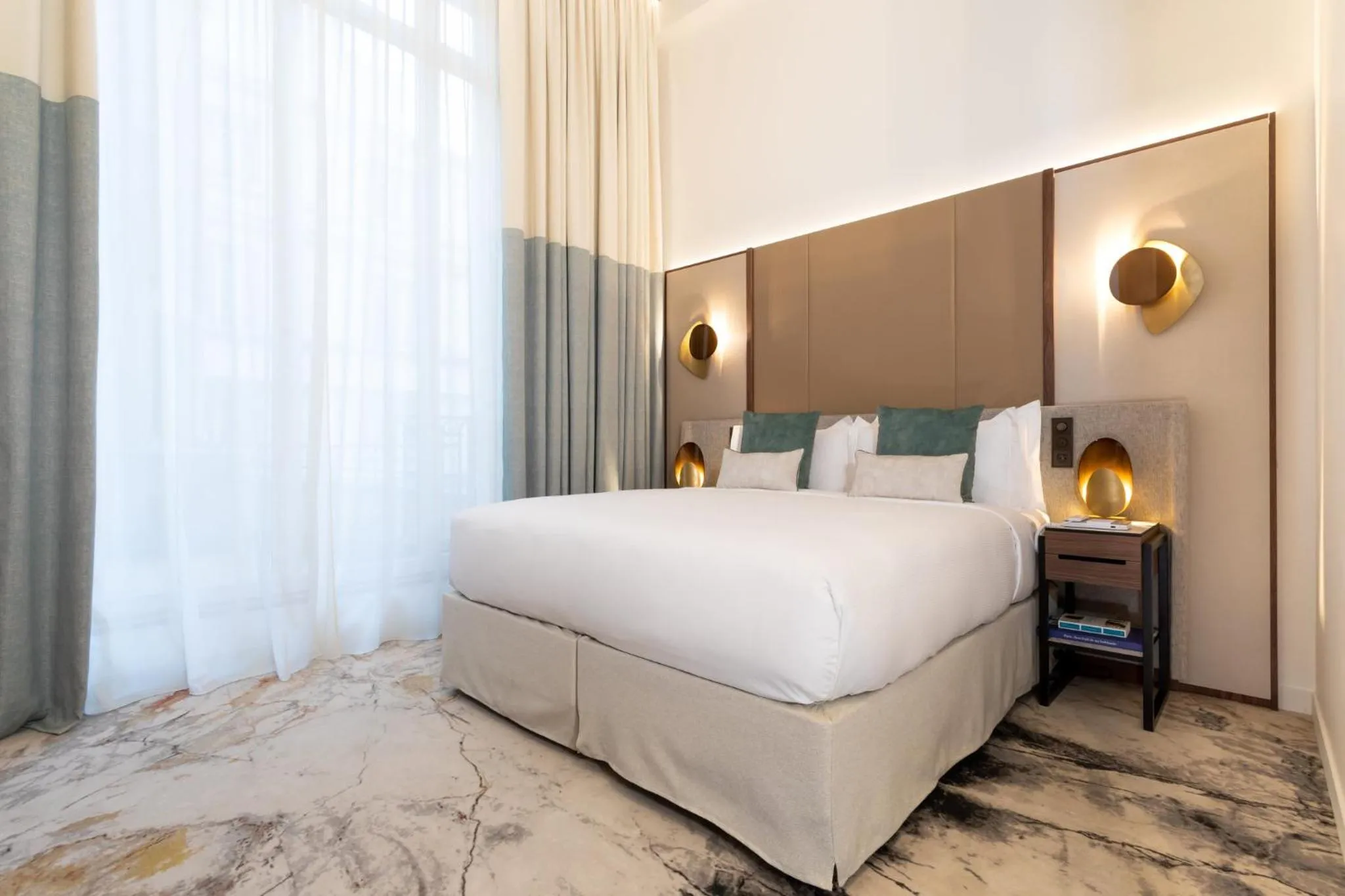 Photo of the whole room, Bed in InterContinental Paris Champs Elysées Etoile by IHG