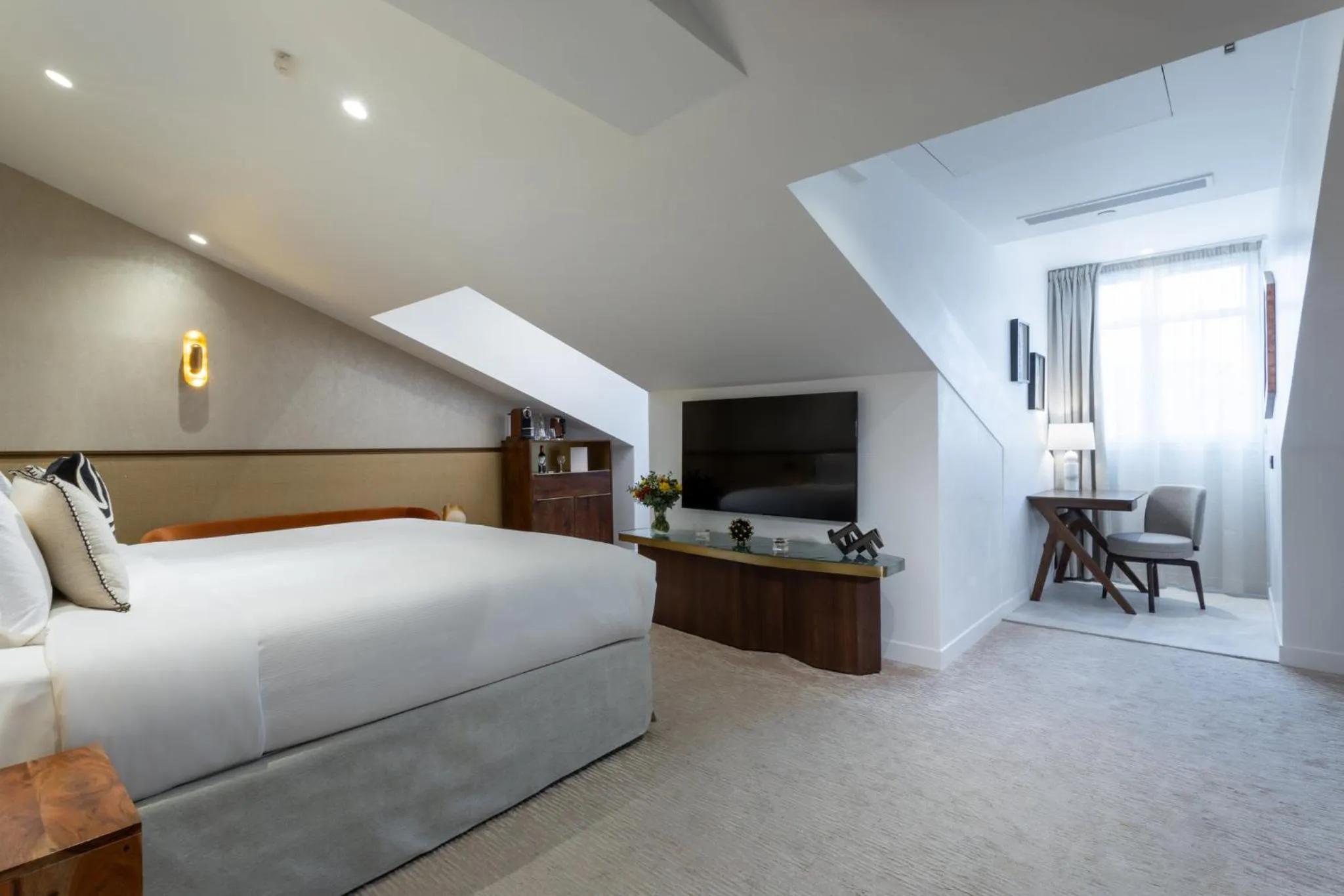 Photo of the whole room, Bed in InterContinental Paris Champs Elysées Etoile by IHG