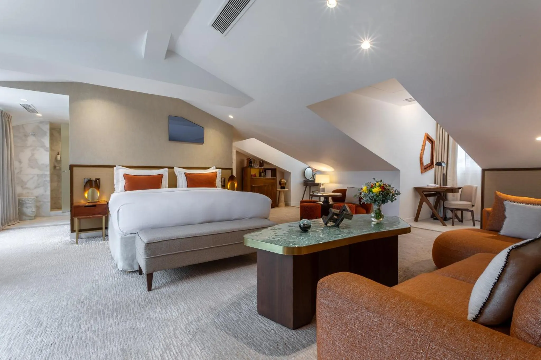 Photo of the whole room, Bed in InterContinental Paris Champs Elysées Etoile by IHG