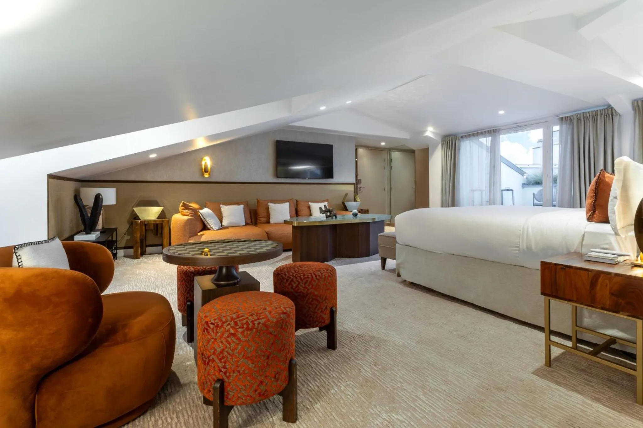 Photo of the whole room, Bed in InterContinental Paris Champs Elysées Etoile by IHG