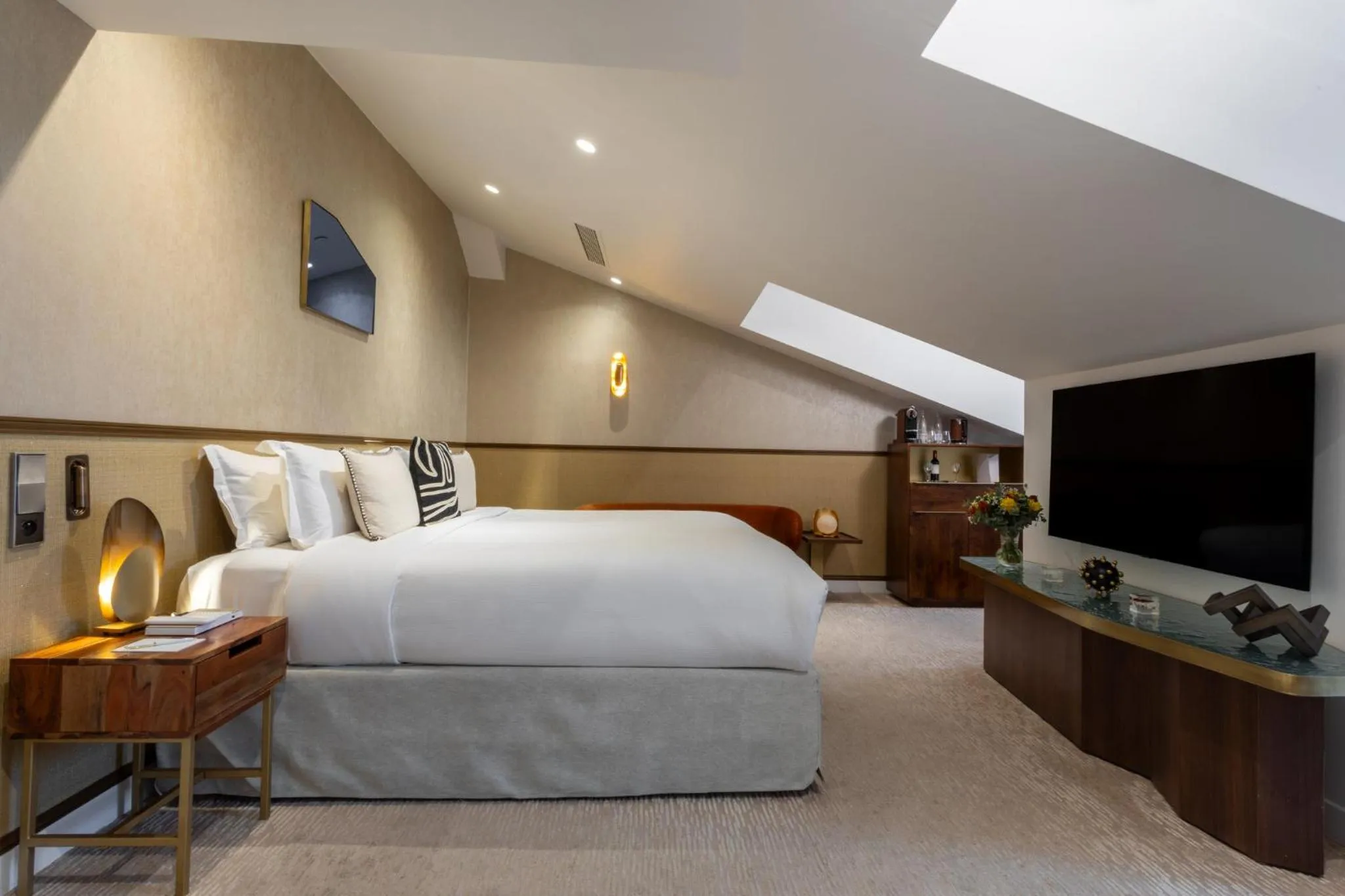 Photo of the whole room, Bed in InterContinental Paris Champs Elysées Etoile by IHG