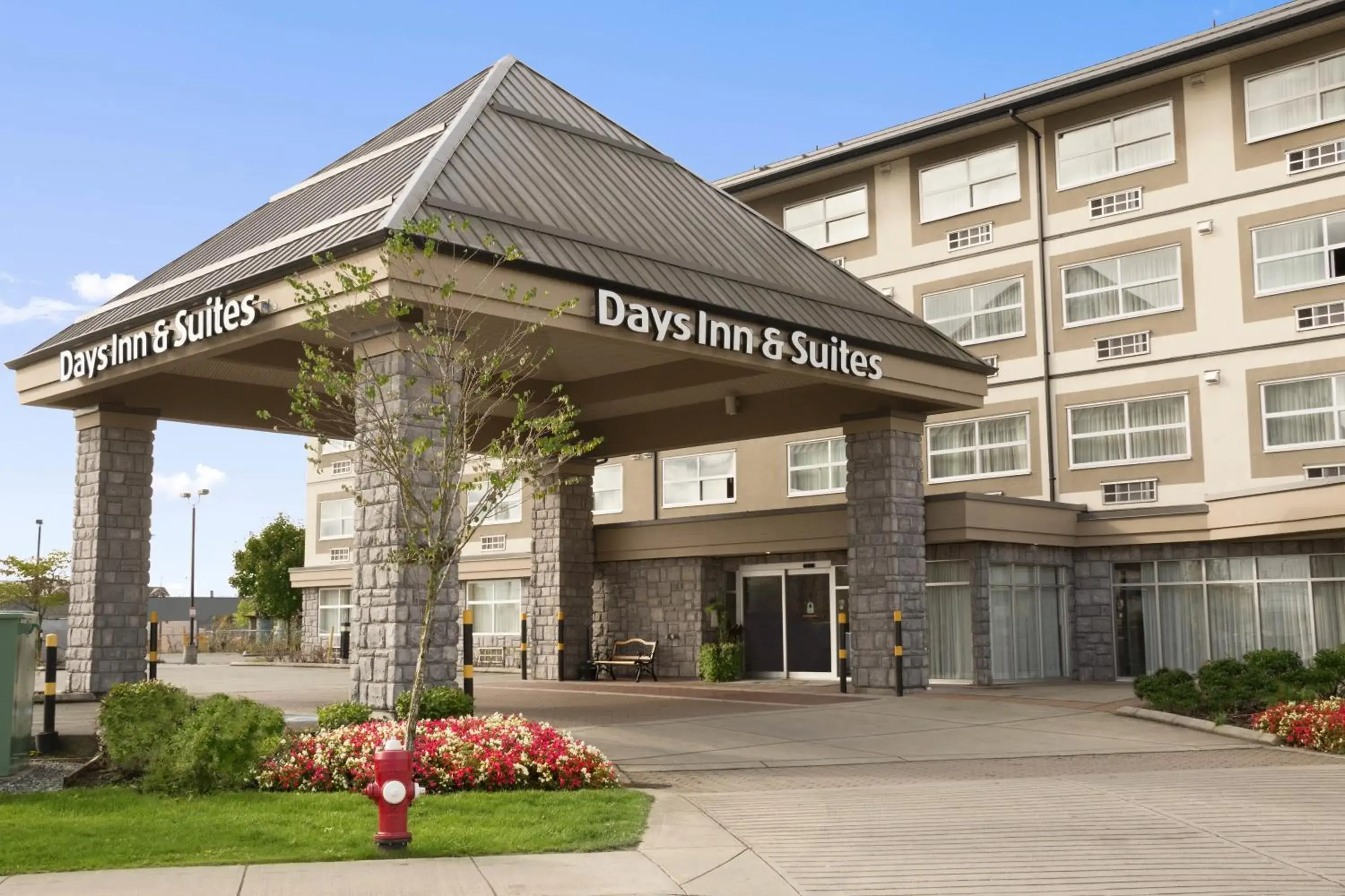 Facade/entrance in Days Inn & Suites by Wyndham Langley Facade/entrance in Days Inn & Suites by Wyndham Langley