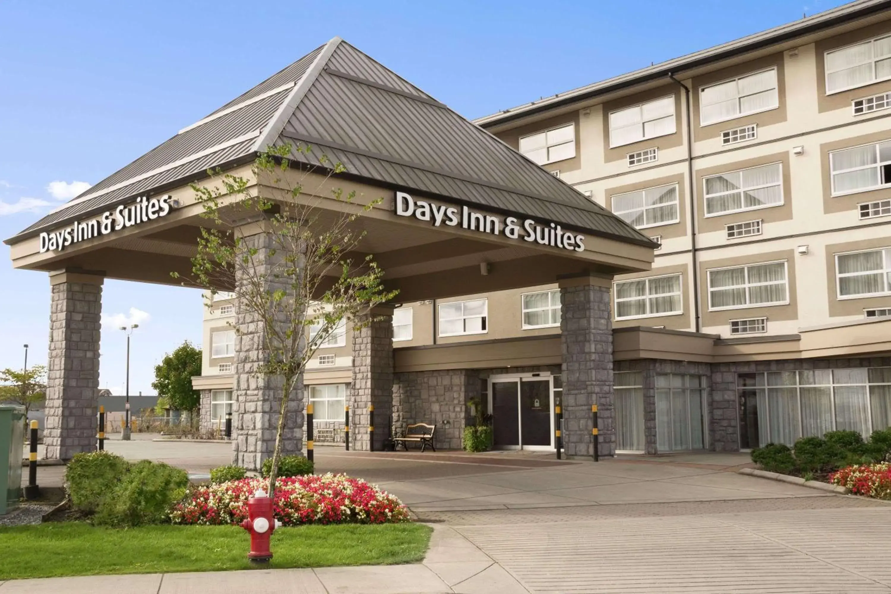 Property building in Days Inn & Suites by Wyndham Langley Property building in Days Inn & Suites by Wyndham Langley