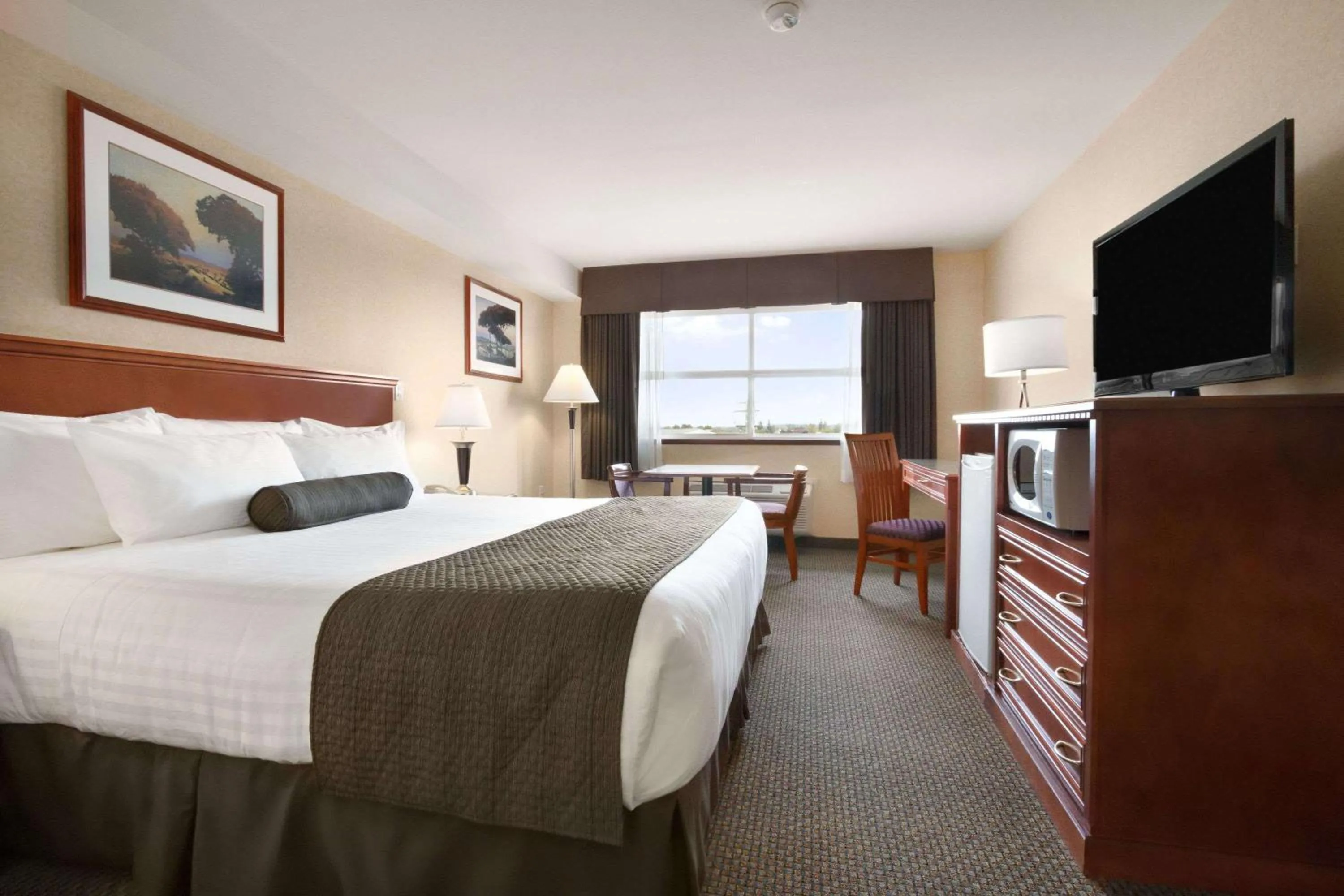 Photo of the whole room, Bed in Days Inn & Suites by Wyndham Langley