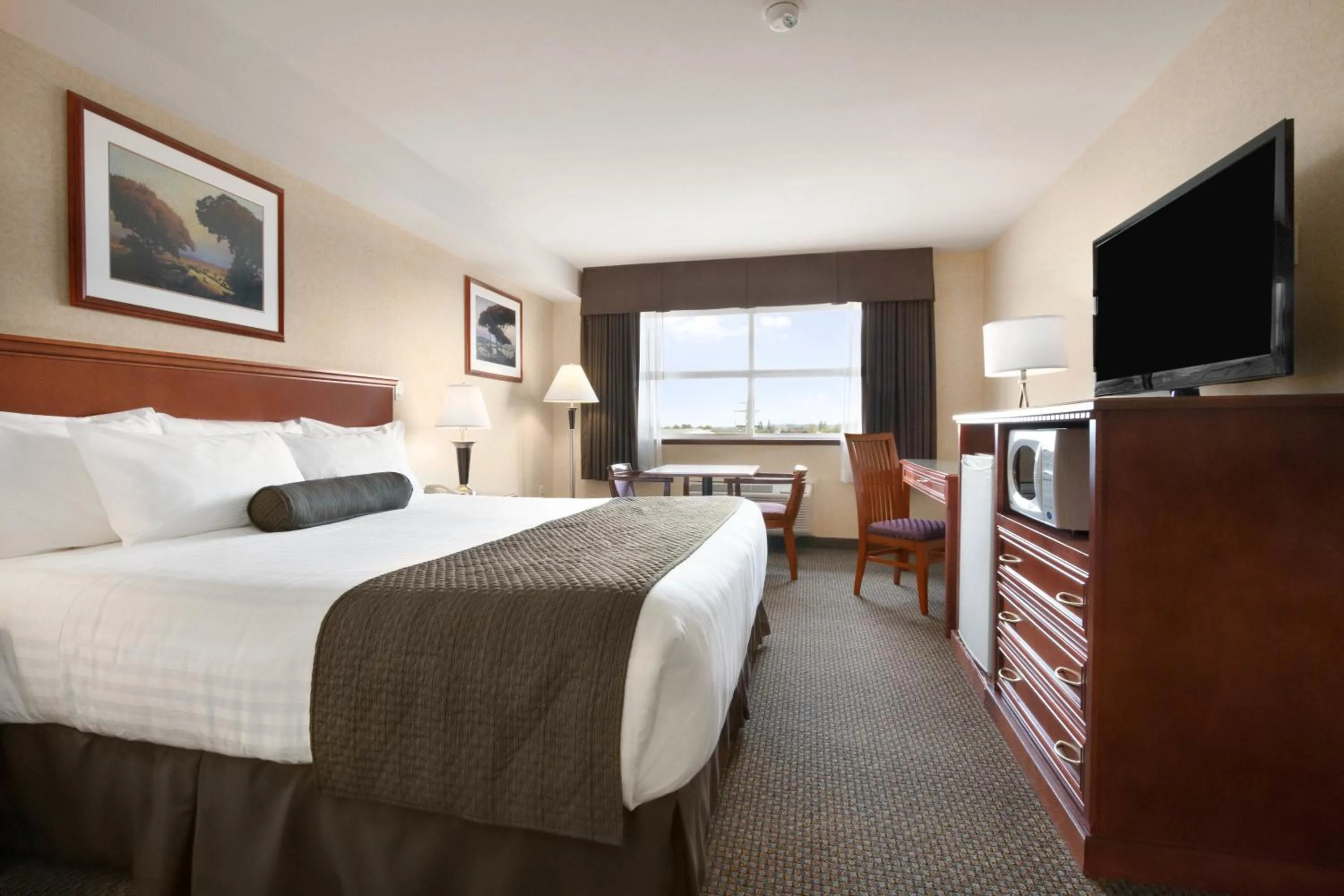 Photo of the whole room, Bed in Days Inn & Suites by Wyndham Langley