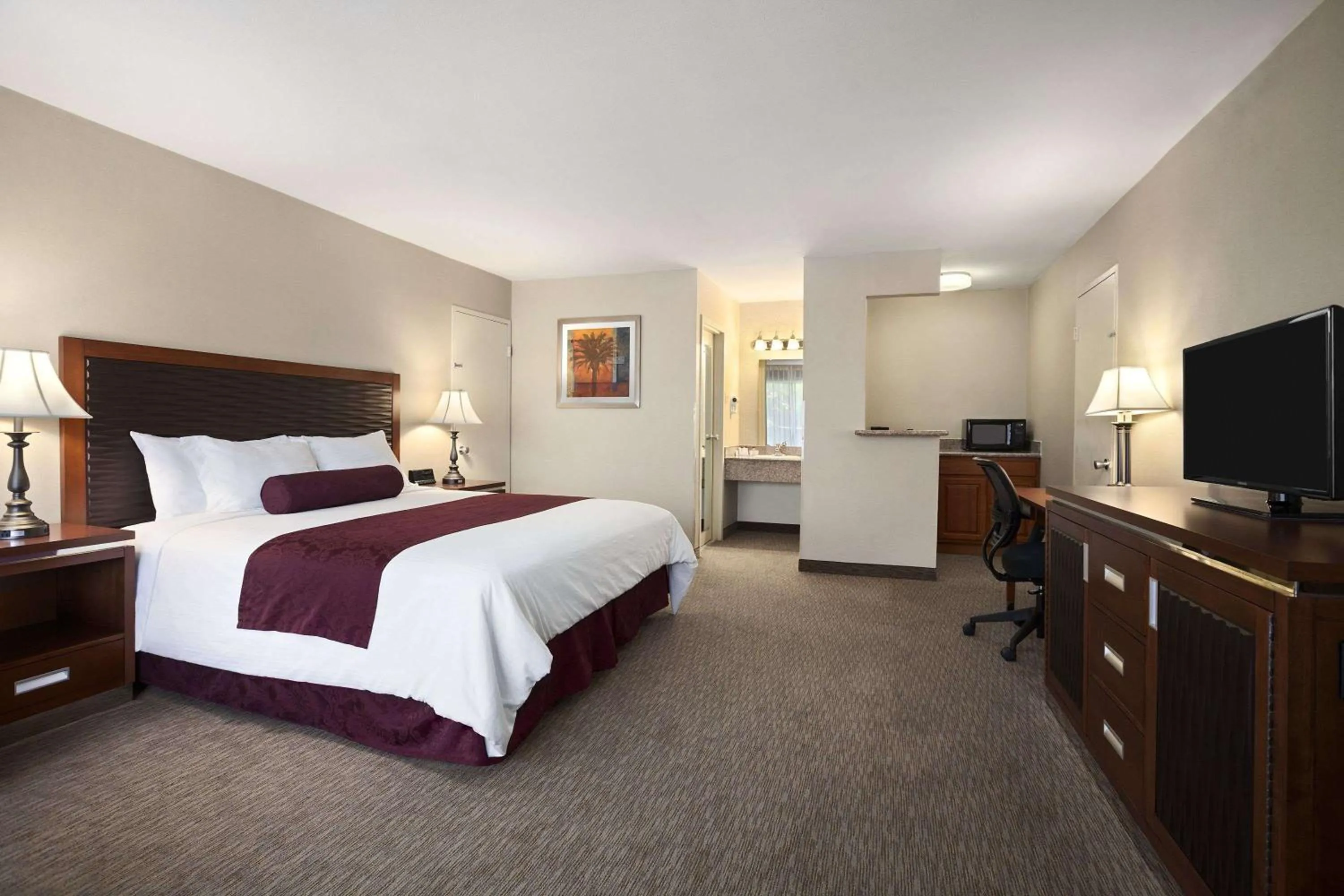 Photo of the whole room, Bed in Ramada by Wyndham Sunnyvale/Silicon Valley