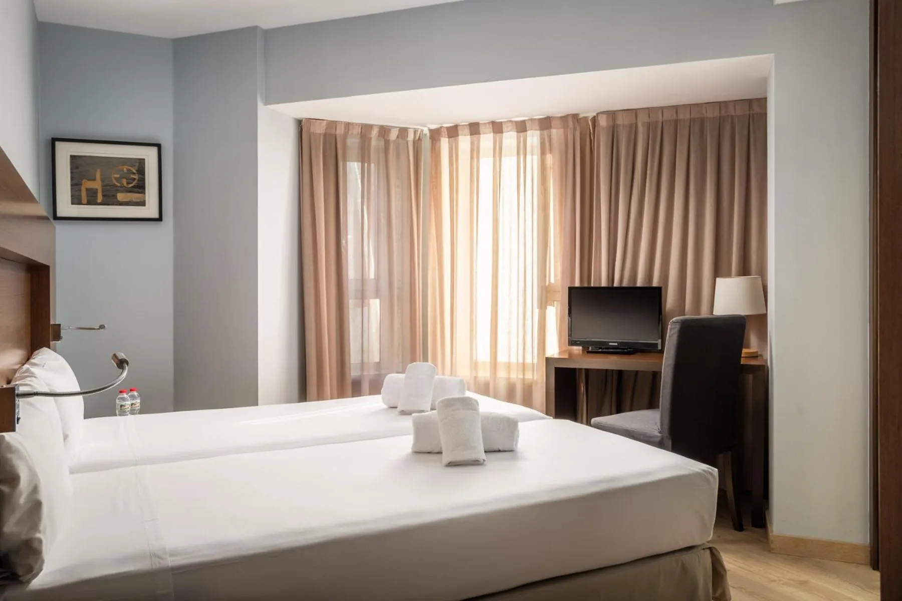 Communal lounge/ TV room, Bed in Hotel Madanis Liceo