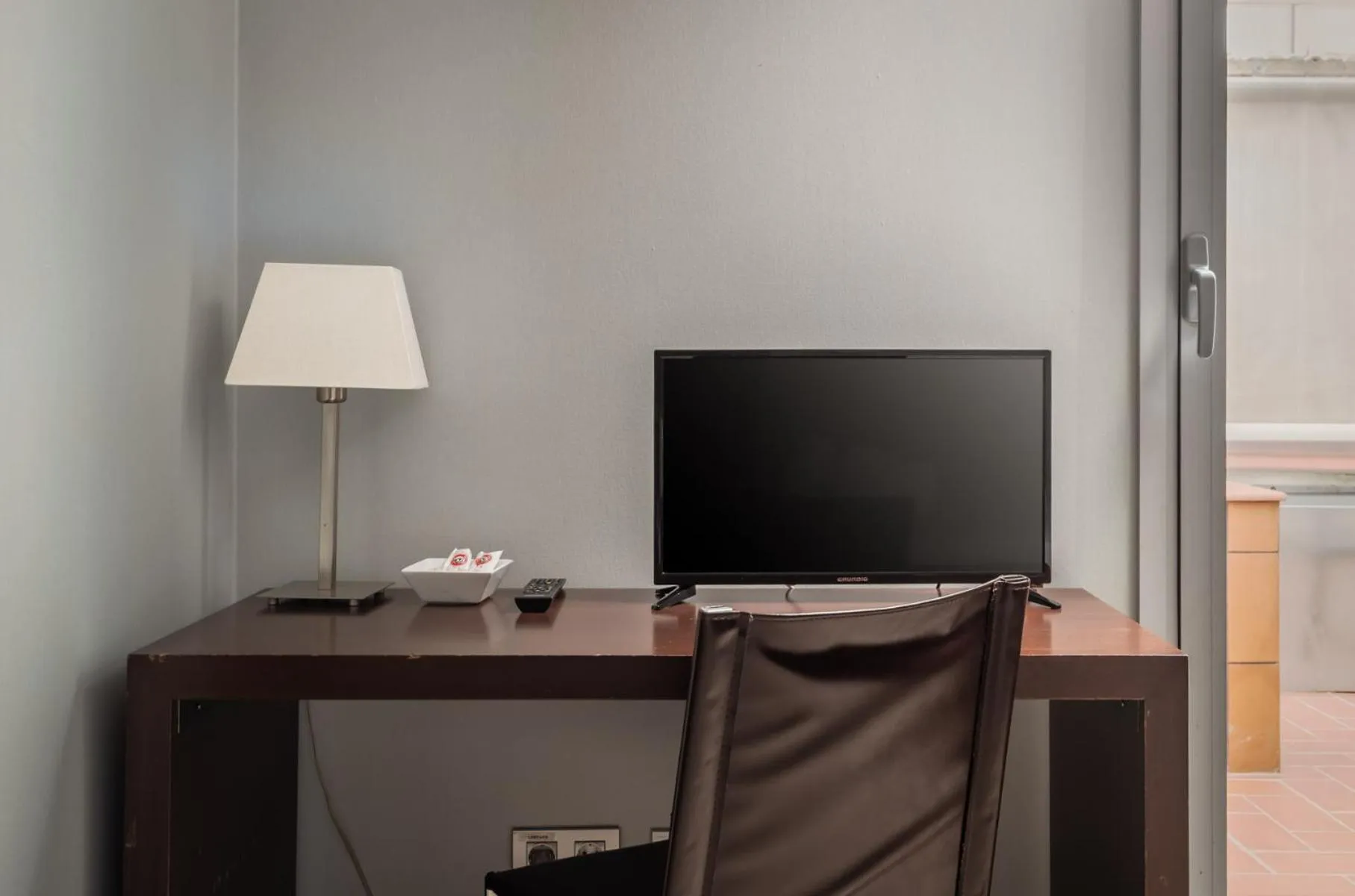 Communal lounge/ TV room in Hotel Madanis Liceo