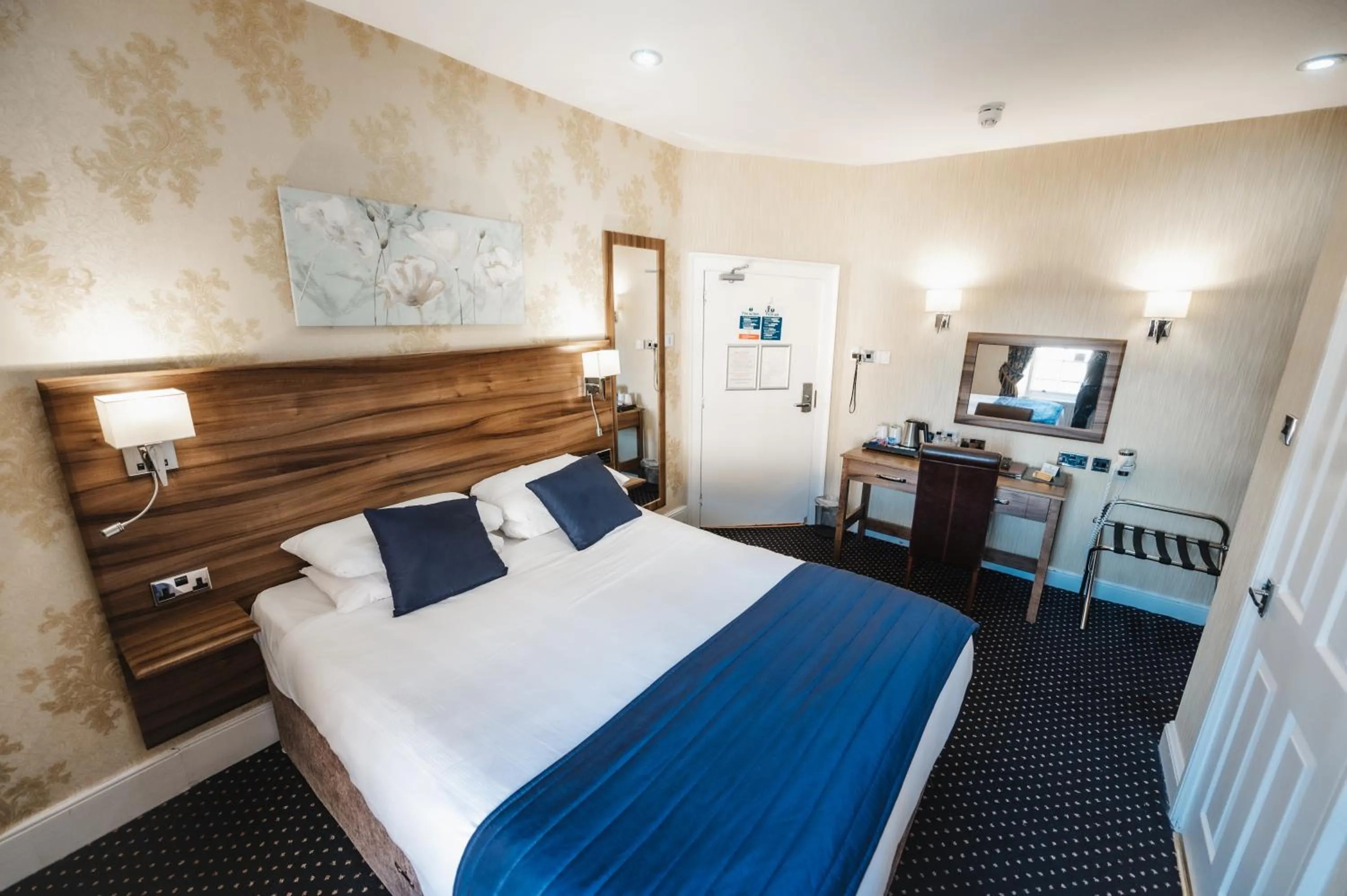 Bedroom, Bed in Kings Croft Hotel