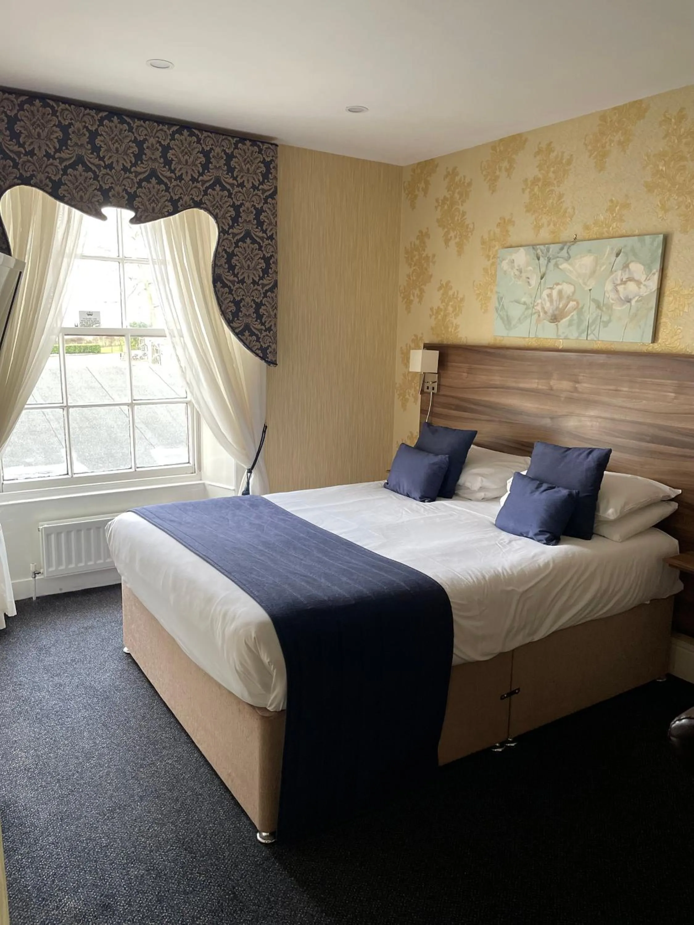 Bedroom, Bed in Kings Croft Hotel